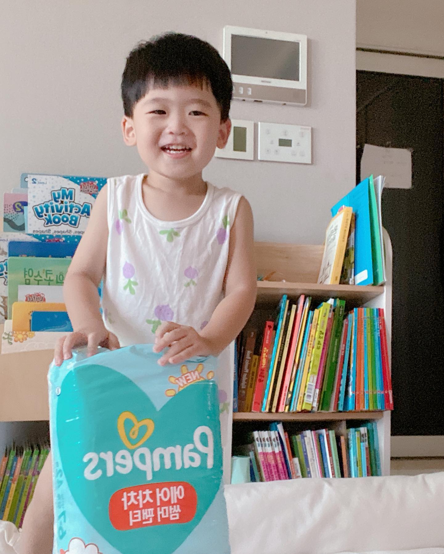#팸퍼스무료제공 

신생아때부터 지금까지 잘 사용해온 육아꿀템 팸퍼스🤍♥️
기저귀 뗄시가와서 아쉽다😭

팸퍼스 낮밤기저귀로 샐 걱정없어서 너무 좋았음😉🙌

#에어차차썸머팬티 

워낙 활동성 높은 남아
낮에는 통기성 좋은 에어차차 썸머팬티가 제격‼️
2만개의 에어홀로통기성up! -2도 dwon!

#팸퍼스통잠팬티

소변 한번만 봐도 양이많아 
밤새 빵빵해져 뒤척임이 심했는데 
통잠팬티는 1초흡수파워로 통잠가능👍

최대12시간 통잠
360도 허리밴드로 앞뒤로 새지 않게
뒤척임이 심한 아이도 허벅지사이 샐 걱정 없음🙌

고마워, 고마웠어〰️🤍
pamperskr 

#팸퍼스여름낮밤기저귀 #팸퍼스기저귀 #팸퍼스에어차차 #팸퍼스통잠팬티 #기저귀비교 #기저귀는팸퍼스 #여름기저귀추천 #팸퍼스로통한다 #나랑통하는기저귀 #팸퍼스신제품 #팬티기저귀 #팬티기저귀추천 #여름기저귀 #낮기저귀 #밤기저귀 #기저귀 #기저귀추천 #기저귀샘플 #기저귀체험단