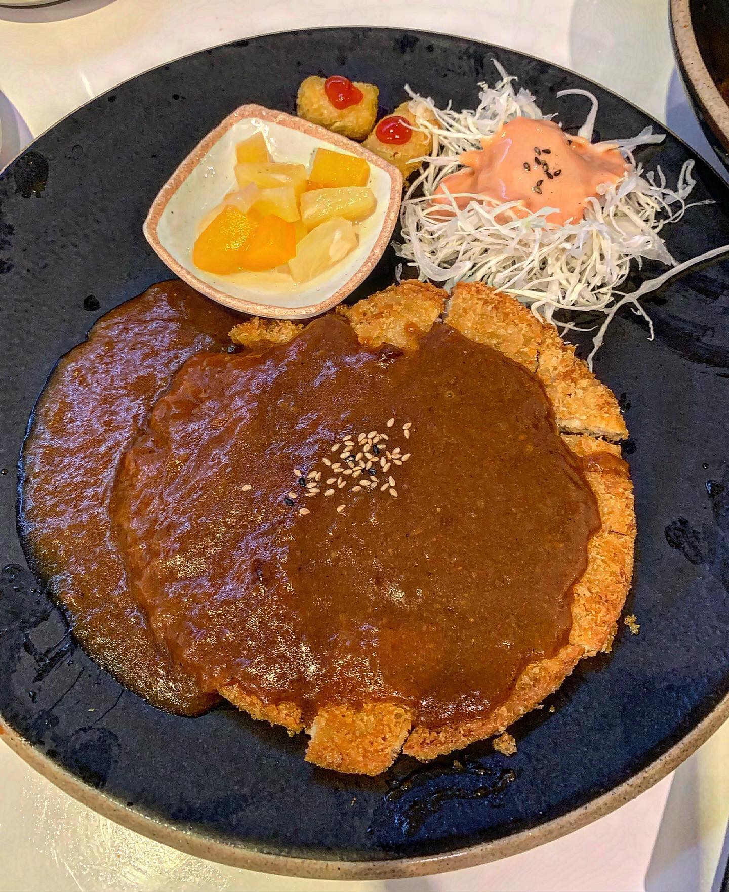 #숨쉬는순두부 #대구 #대구맛집 

✔️두부돈까스 해물세트
(돼지두부두루치기 + 해물순두부 + 공기2)
✔️콩국수

오늘은 대구맛집인 숨쉬는 순두부에
다녀왔습니다 !

두부가 주 재료라 모든메뉴에 두부가 들어가요 !
세트메뉴도 가성비있고 좋더라구요
또 여름메뉴하면 콩국수 아니겠어용 ?
왠지 여기꺼는 더더 맛있을꺼 같아서 픽 - !

에피타이저로 순두부가 나왔었어요
엄청 뜨겁뜨겁하게 나오더라구요
전 차가울 줄 알았는데 ㅋㅋㅋㅋ
항상 마트에서는 차갑게 사먹으니까
순간 착각했나봐요 ㅋㅎㅋㅎ

순두부찌개에 해산물이 잔뜩 들어가서 나오더라구요
낙지도 들어가구 맛있었어요 얼큰하니

처음먹어보는 두부돈까스랑 두부두루치기도
나왔는데 비주얼 대박 ㅜㅜㅜ
두루치기 정말 맛있었어요
불향이 진하게 나면서
고기도 연하고 두부는 엄청 부드러워서 짱맛 🤤👍

두부돈까스 처음보는데
와 이거 ,, 혁명이에요
ㅋㅋㅋㅋㅋㅋㅋㅋㅋㅋㅋㅋㅋ
아니 진짜 이런생각 누가한거야 ,, ?
제가 속안을 봤을땐 두부를 아주 얇게 썰어서
밑에 깐다음 고기도 얇게 펴서
그위에 올려 돈까스로 만든거 같았어요
그래서 그런지 엄청 부드러우면서도 쫄깃하니
고기가 씹히고 진짜 쵝오 ,,, !!!

두부 싫어하는 아이들도 먹을 맛이었어요
소스도 달지도 시지도 않은 적당한 맛 !
진짜 댕존맛이었어서 하나 더 시켜먹을까 고민도 했어요
배불러도 맛있었던 돈까스
대구 가게되면 여기 또 갈끄에욥 ><

할머니 할아버지 모시고 갔었는데 직접 두부를
만들어서 그런지 겁나 꼬숩다고 좋아하셔서
뿌듯했답니다 키키
​
#대구여행 #맛집 #두부 #두부두루치기