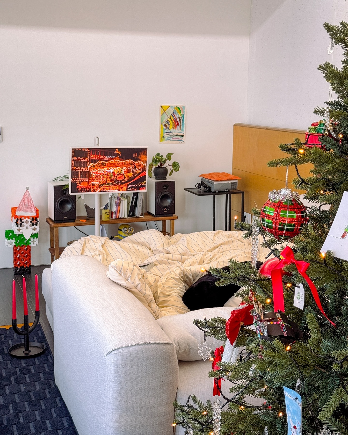크리스마스가 다가오며 띵똥발 크리스마스 소품들이 
자꾸 늘어나는 띵똥이네🎄

요즘 날씨만큼 얼어붙은 제 인서타였죠??🥹🥹

오늘은 이불속에 쏙 들어가서 
하루종일 뒹굴거리고만 싶어요🥂
이불속에서 인태기도 싸악 녹여볼께요✨🧚‍♂️

#거실인테리어 #크리스마스트리 #집꾸미기 #오늘의집 #모듈소파 #christmasdecor