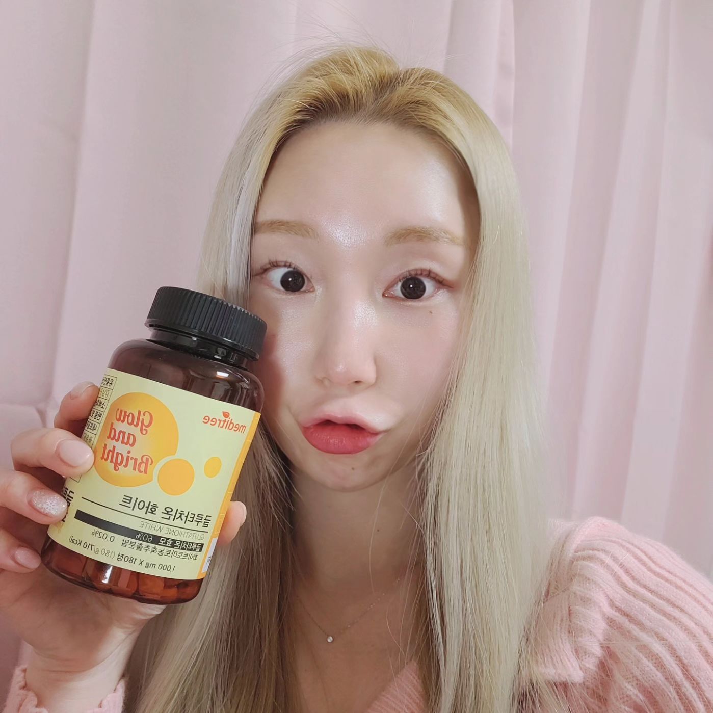 #협찬 글루타치온 하면 제일 먼저 떠오르는건?
피부 미백 !✨️
저또한 마찬가지 인데요
정작 "글루타치온" 이라는게 뭔지는 제대로 몰랐어요
그래서 찾아봤습니다!

글루타치온은 몸에좋은 아미노산들이 합쳐져 있는 성분인데요
간 해독작용, 체내 독소 제거, 면역력 향상에 도움이 되고
피부미백에도 좋다고 알려지며 핫해졌는데요!
요즘같이 건강관리 잘 해야하는 시기에
건강과 미용 둘다 잡아준다니 핫해질수 밖에요🔥

총 180정으로 매일 1알씩 먹고 있는데
난 피곤한데 얼굴은 생기있어 보여서 
피곤함 어필 실패해요 ㅋㅋㅋ
오늘 좀더 예쁘고 싶다, 중요한 날이다, 데이트가 있다! 하면
2알을 먹어주면 된다고 해요 !
데이트 전 2알 먹을날이 오길 바라며 총총! ｡·͜·｡ 
.
.
.
meditree.official
#메디트리 #글루타치온 #화이트닝 #미백이너뷰티 #피부관리 #피부케어 #글루타치온콜라겐 #중요한날 #결혼 #웨촬 #웨딩촬영 #소개팅 #소개팅전