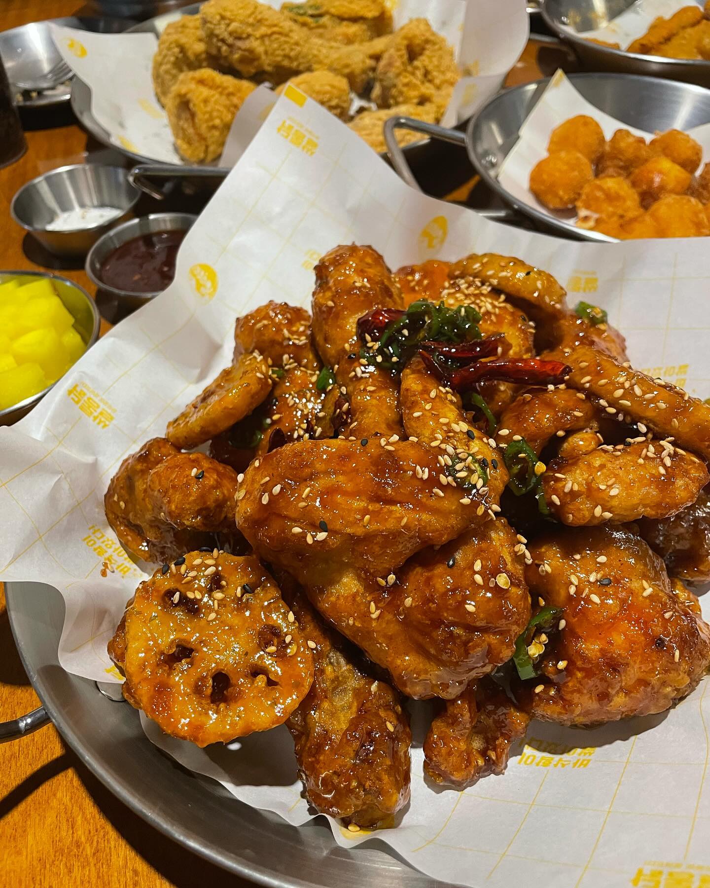 #협찬 📍#쌀통닭 🍗

🍗쌀통닭(http://www.ssaltongdak.com)
쌀통닭은 밀가루를 전혀 사용하지 않고 
쌀가루로 튀기는 조리법에 대한 특허를 가지고 있는 브랜드에요

<쌀통닭 마라신 치킨>🔥 (22.9)
마라맛이 나는 특별한 치킨! 
마라 초보자도 먹을 수 있을 정도에요~! 
연근튀김도 넘넘 맛있네요~~😋

<마라신 할인프로모션>
🍗마라신 신메뉴 출시 기념 3,000원 할인 쿠폰 이벤트 
행사기간 : 2023년 12월 22일(금) ~ 2024년 1월 31일(수)
쿠폰 발급 방법 : 카카오톡 쌀통닭 톡채널 친구 추가 후 쿠폰 받기
※ 동기간 내 마라신 먹고 블로그/인스타그램 후기 작성 시 우수후기를 뽑아 쌀통닭 5만 원 금액권 지급(50명)
응모 방법 : 작성한 후기 링크를 쌀통닭 톡채널로 전송

🌽옥수수 튀김도 별미에요! 짱맛!
치즈볼도 튀김이라 특별하고 맛있어요 

📍경기 수원시 영통구 매원로12번길 34 1층 1호(매탄동)
⏰ 14:00-02:30 (1,3번째 화요일 휴무)

#쌀통닭 #쌀통닭신메뉴 #마라신 #마라치킨 #치킨할인 #치킨이벤트 #영통구청치킨 #영통구청맛집 #쌀통닭수원매탄점