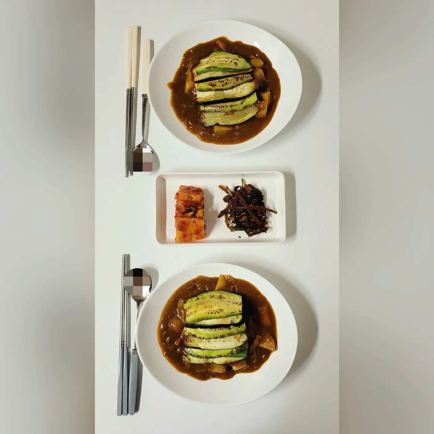 ✨️

채식주의자는 아니지만 베지카레 한 번 만들어봤어요~
양파를 오래 볶아 카라멜라이징 한 후
감자 당근 넣고 뭉근~~하게 끓여 
고형 카레 넣고  마무리 해주세요😉
토핑은 애호박 가지 길게 썰어 올리브유에 구워봤어요~
보통 돈까스 치킨 소세지 등 고기류를 토핑으로 많이 올려 먹는데
구운야채도 정말 맛나더라구요~

그럼 오늘도 맛있고 건강한 하루 보내세요 :)

#채식 #채식카레 #카레 #베지카레 #베지테리언 #사랑하는사람에게 #집밥 #집밥스타그램
#식단공유 #온더테이블 #쿡스타그램 #성취감 
#신혼일상 #신혼식탁 #신혼밥상 #신혼부부 #음식일기