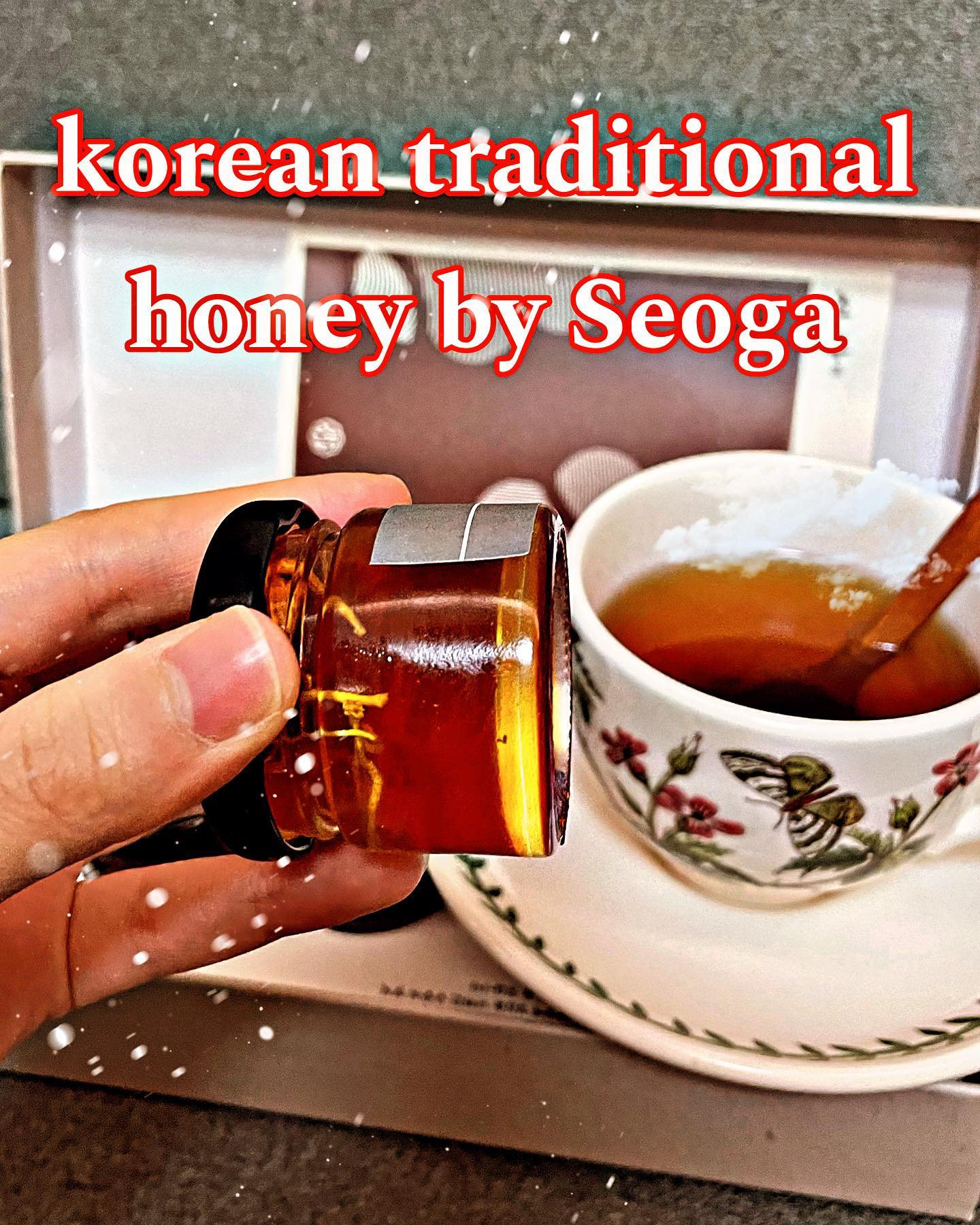 These Korean traditional honey products and syrups are often enjoyed by mixing them with warm water. Bellflower syrup, ginger syrup, honey ginseng syrup, and more are popular choices for warm beverages during the winter season in Korea. During the Joseon Dynasty, high-ranking individuals in the royal court utilized various syrups to craft teas. You've probably seen on Netflix dramas depicting Joseon-era people enjoying tea!

#SeogaSampler #SeogaShinEssence300

#Seoga #BellflowerSyrup #GingerSyrup #HoneyGinsengSyrup #CordycepsHoney #MountainGinsengRootHoney #ClearSyrupPlunger #HoneySyrupPlunger
#WinterSnacks #HowToEatBellflowerSyrup #HowToEatGingerSyrup #HowToEatHoney #DomesticBellflowerSyrup #DomesticHoney
#Korean #Korea #Koreatraditional #koreatraditionalfood