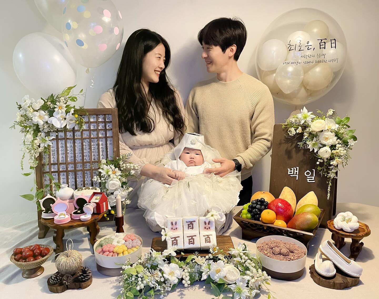 .
로은이의 백일💝 Ep.2

사랑스러운 우리 가족👨‍👩‍👧
평범한 시간들을 특별하게 만들어주는 남편과 론이!

세상에서 제일 사랑해♥️

#남편없이못살아 #로니없이못살아 #가족 #가족사진 #백일 #백일상 #백일상대여 #셀프백일상 #육아스타그램 #육아 #토끼띠맘 #토끼띠 #럭키 #육아맘 #토끼띠아기