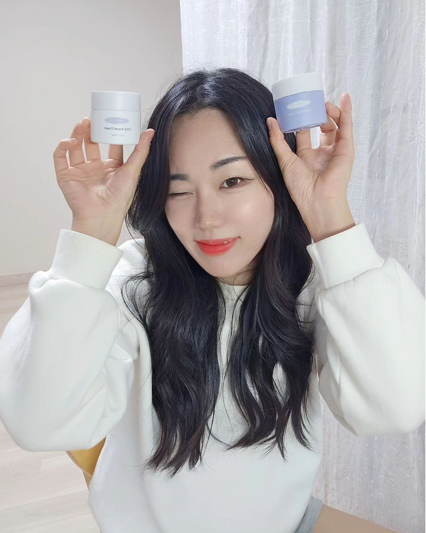 피부 좋은 사람 보면 어때요?🤔

자기관리 잘할거 같고 더 예뻐보이고 잘생겨보이지 않나요?☺️ 

  근데 아쉽게도 전 극 초민감성...화장품 잘못써서 화농성까지 앓았던 피부예요. 그래서 아무리 저자극이라도 향료 들어가면 다 뒤집어져요. 그래서 협찬 들어와도 피부는 왠만하면 성분보고 거절하거든요.🥲

 근데 그런 제가 추천하는 크림! 두 가지를 가져왔어요.☺️

#재품협찬 wavecos.ad wavecos.official

며칠동안 써본결과

🤍 시카 리페어 크림🤍 바르면 촉촉하고 매끌한 느낌인데 가볍게 흡수되요. 아침,저녁에 민감해진 붉은기가 를 잡아주더라고요. 점점 피부가 좋아지는게 육안으로 보여서 신기했던? 🫢

💜세라마이드크림💜  보습감이 쫀득하게 올라와요. '저녁에 바르면 아침에 피부가 보들하다 .'해서 해봤는데 오? 매끌매끌 보들보들해졌어요.🤭

  신기한게 시간지나면 속은 안 당기는데 겉은 뽀송해짐. 신기해서 계속 얼굴 만지작거렸어요. 아무래도 기존 쓰던 크림 말고 이걸로 바꿔야겠어요. 꽤 유명한거 썼는데 이게 더 순하고 좋네요. 협찬받았다가 내가 고객이 될 줄이야...🤣

T.M.I
3번피드 크림은 5번피드에 반씩 목이랑 팔이랑 발랐어요. 

TIP
이거 알아요?  6번피드에 '촤합촤합' 소리가 들려야 피부 딱풀 역할을 해서 썬크림이나 파데가 잘먹어요. 들뜸을 막는다는거죠.

 전 수부지 민감성인데 시카리페어 바르고  화장  잘뜨는 부위에 세라마이드를 발라주니까 썬크림도 잘 발리고 화장이 너무 잘 먹었어요. 부담스럽지 않게 피부 흡수 되더라고요.

 제가 추천한거 쓰고 피부 좋아진 지인들 많아서 이건 레알 추천!

wavecos.ad wavecos.official 

#웨이브코스 #wavecos #보습크림 #세라마이드크림 #만세라 #수분크림 #스킨케어#시카리페어크림 #진정크림 #무향 #수부지 #수부지추천템 #보습관리 #속건조해결 #속건조크림 #저자극 #저자극크림#협찬 #협찬문의 #협찬환영 #협찬디엠 #협찬가능 #협찬문의환영 #협찬리뷰 #리뷰