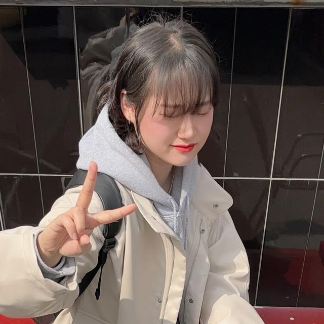  로명 on Instagram: "#광고 [8일동안 매일 입고 다닌 찐 실착후기‼️]
🍀스탠다드에러 필드 포켓 비건 레더자켓(아이보리)🍀
@standarderror_official 
.
.
.
1. 비건 레더자켓이라 무게는 무겁지 않았어요🍀 감촉은 보들보들하니 활동하기에 불편감 0%‼️
2. 루즈핏 처럼 보이지만, 나름 아방방한 오버핏이기도 해요✨
 팔 소매 부분의 스냅단추와 핀턱이 잡혀있고, 밑단에 스트링이 있어 조금 귀여운 오버핏 완성!🫶🏻
3. 포켓도 두가지! 표지퍼도 투웨이! ✌️잔잔한 포인트 맛집✌️
4. 사진은 못 찍었지만(삼각대를 잃어버린 나..), 어느 옷에든 찰떡이었어요😎😎 그래서 8일동안 계속 입어버렸잖아요~❤️‍🔥
.
.
.
사담이지만.. 저 이거 좋아요.. 편하고 코디하기에 캐쥬얼과 스트릿한 무드가 섞여있어 대박박 잘입었다구요🥹
“스탠다드에러 필드 포켓“ 한 입 하시죠‼️🫶🏻
.
풀 착장의 출처는 태그에✨😎"