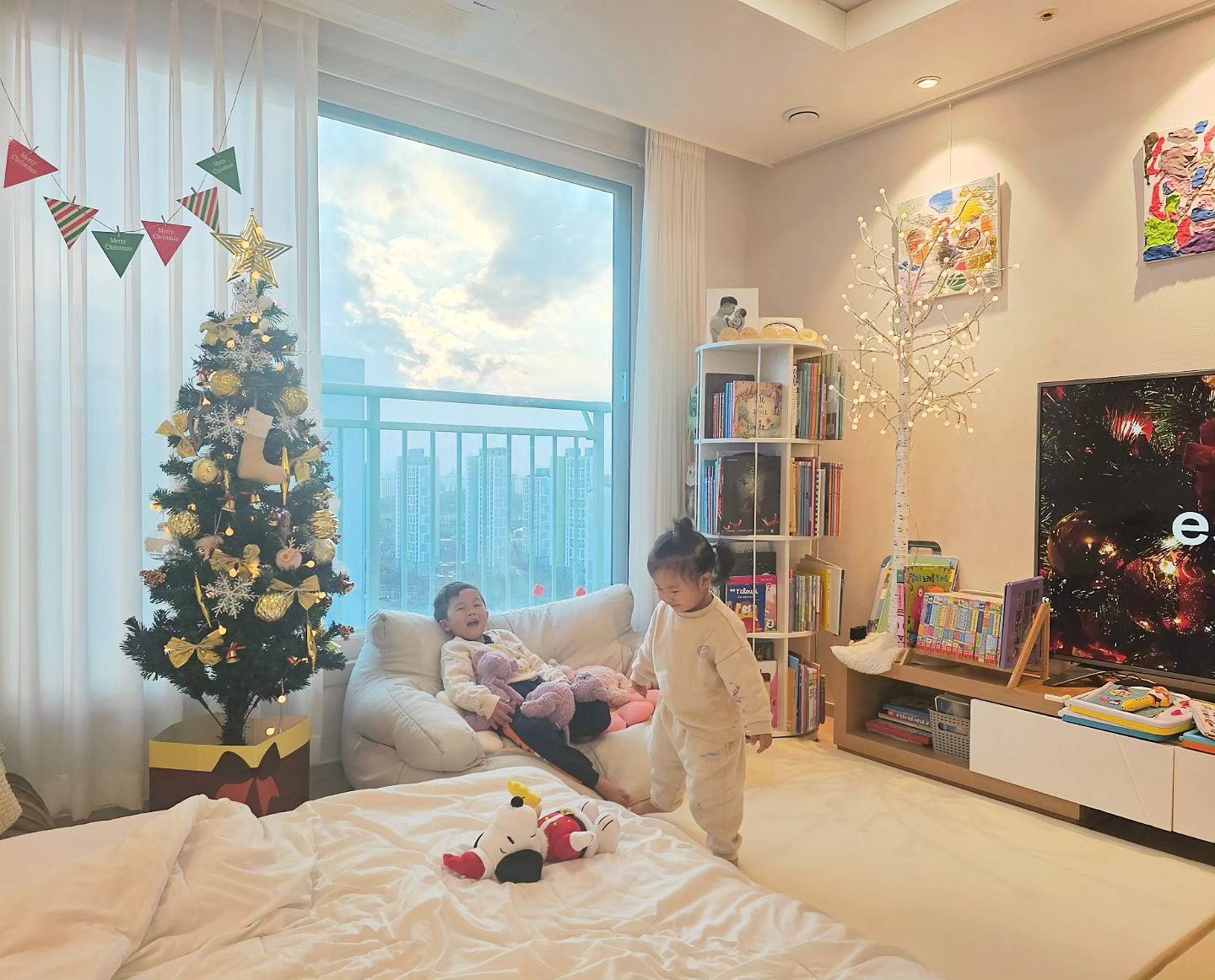 🎄

하원하고 트리보더니
너무 좋아하는 울애기들🫶

자작나무 트리로 끝내려했는데
통통이가 트리에 소원빌고싶대서 급설치ㅋ
역시 트리는 초록초록
#22months
#48months 
#남매샷 
#크리스마스준비