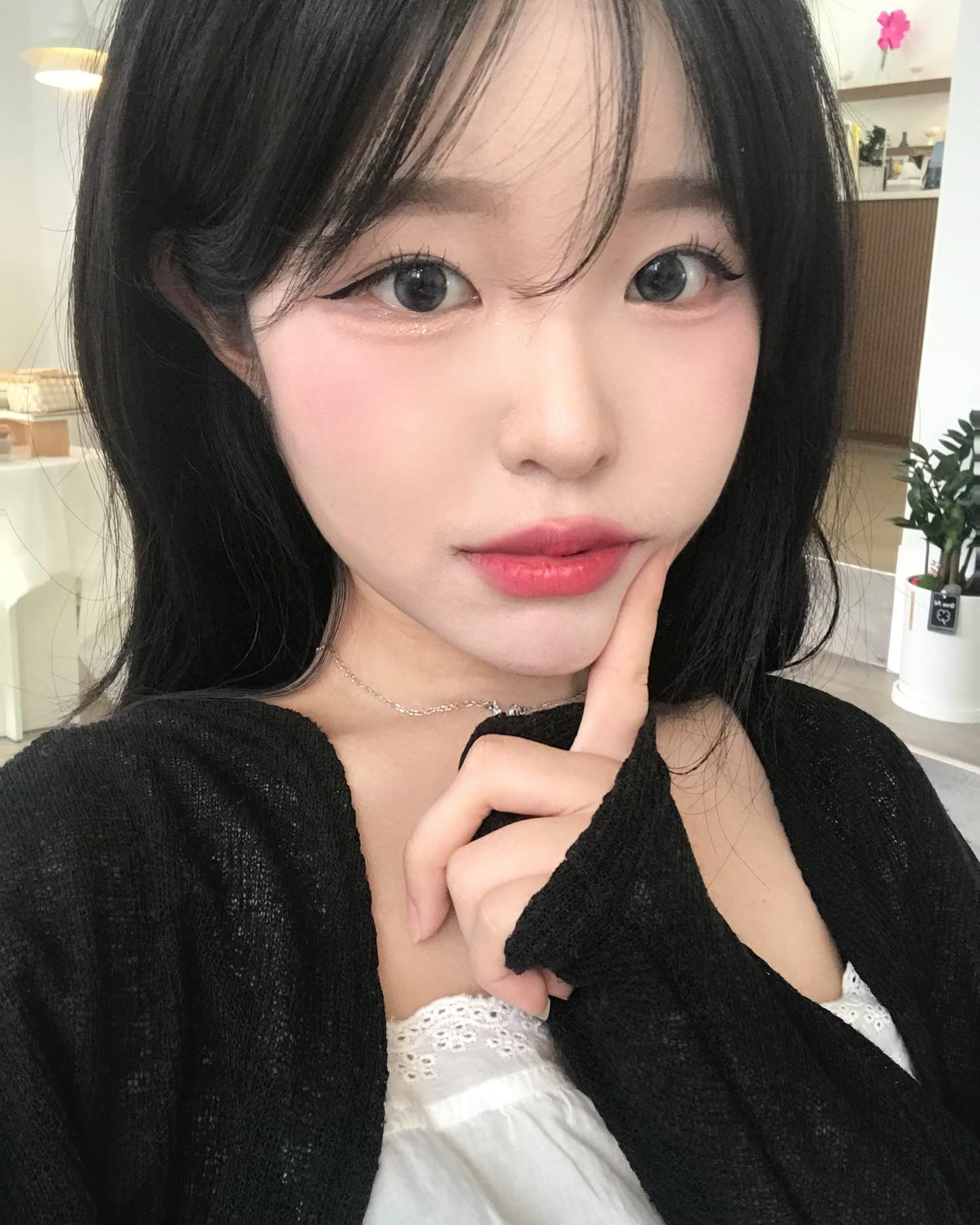 #광고 #미문도렌즈 
☁구름처럼 부드럽게 퍼지는 듯한 몽글몽글한 그래픽과 투명한 색감이 매력적인 몰리스 렌즈 🫧

화려하면서 데일리로 자꾸 손이가는 #누블로그레이 !
벌써 한달째 데일리로 착용중 •• ♥ 

#MIMUNDO #미문도 #몰리스
#Mollis #데일리렌즈 #윙크렌즈 #윙크렌즈앱 #winc