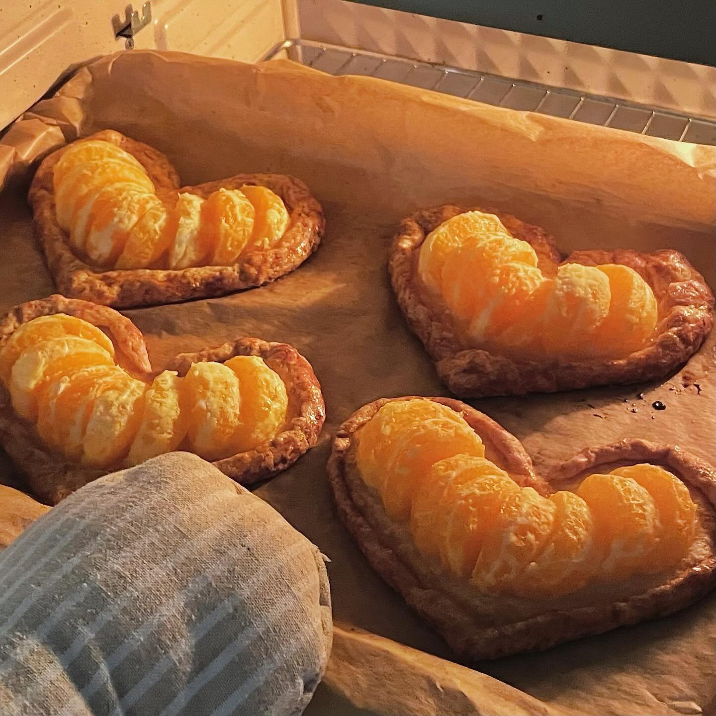 #비앤씨마켓 #브레드가든 #크리슈머 
귤 갈레트 🍊

맛, 식감, 비주얼 모두 완벽한 갈레트입니다 🧡
최근 만든 디저트 중 가장 마음에 들었던..🫶🏻

(레시피는 ’베이킹 플리마켓‘ 카페에서 확인하실 수 있습니다)

🤍 비앤씨마켓에서 구매한 품목
자일로스설탕(1kg)
[브레드가든] 슈가파우더
스텐스크래퍼(눈금자)
[GMP]프랑스밀가루T55(1kg/다목적용)
반영구적 테프론시트
내츄럴 브라운 쿠킹페이퍼(롤유산지/8m/독일산)
[쉐프메이드]시나모롤 실리콘 브러쉬

🤍 본 게시물은 비앤씨마켓의 적립금을 지원받아 작성되었습니다

bncmarket_official 

#홈베이킹 #베이킹 #빵스타그램 #귤 #갈레트 #건강간식 #homebaker #baking #bakinglove #tangerine #galette #aesthetic #foodiegram #igfood #bakingtherapy
