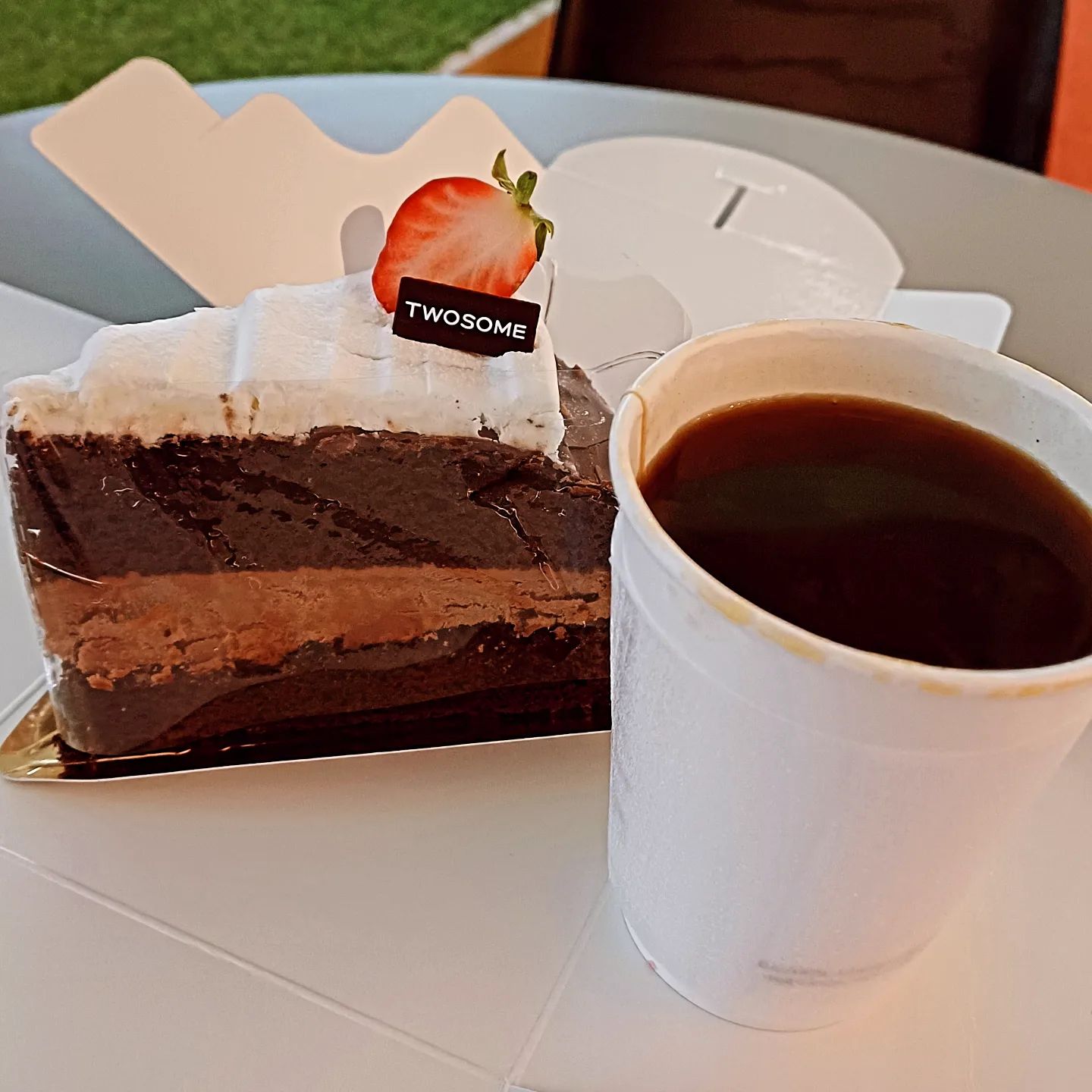 #잘먹고잘사는라임씨 #내돈내산 

☕️ 롱블랙 longblack.co 이 쿠폰을 주기에 오예 하고 #투썸 오더 했더니 전액권이 아닌, 할인권이더라🤣 

☕️ P.딸기초콜릿 링딩동과 #롱블랙 숏 아로마는 맛있었다.

#냠냠박사 #쩝쩝박사 #먹팔해요 #먹팔  #먹팔맞팔 #먹팔환영