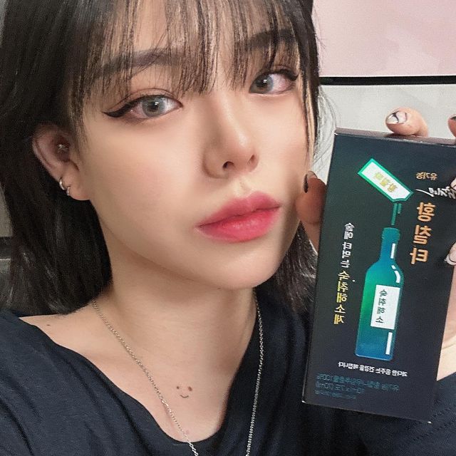 김한별 Estelle on Instagram: "#ad 오늘부터 회식 킹이 되겠습니다 💪🏻 술에 타 먹는 숙취해소제, 황칠타 나무계의 인삼이라며 만병통치약으로 유명한 황칠나무는 인삼나무라는 별명을 가지고