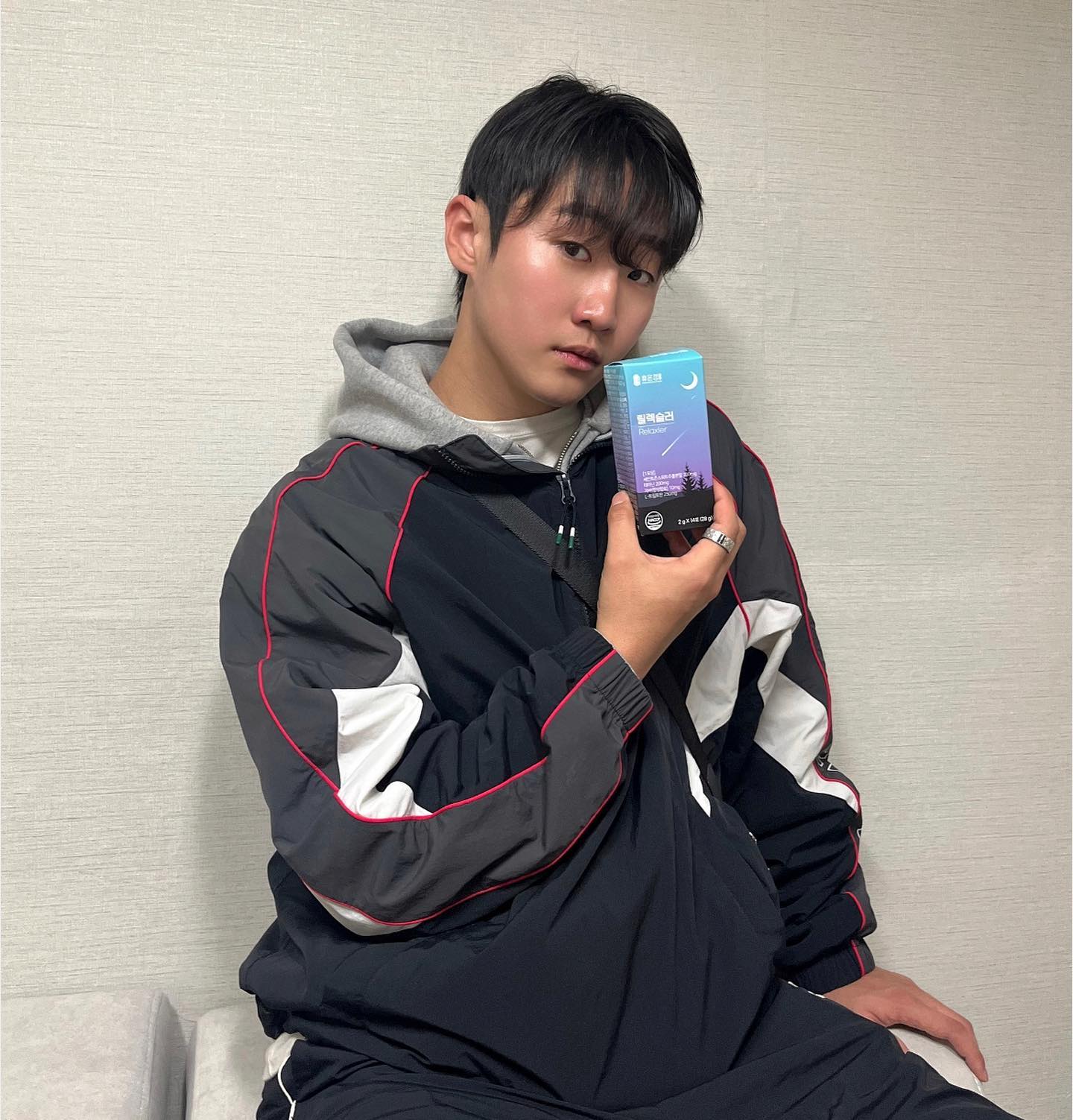 #광고 #협찬 #릴렉슬러 

툭하면 화내고 짜증내고 참기 어려울 때 
할 일은 많고 열심히 하고 싶은데 잘 안될 때 
단번에 잠들지 못 하고 밤새 뒤척일 때 

릴렉슬러가 필요한 성분이 다 있어서 너무 좋고 잡생각 긴장이나 밤에 예민함이 줄어든다고 합니다!!!

자연성분 L-테아닌이 마음에 미치는 영향 (심리적 신체적인 평정심 유지 행복감 지속, 잠들기 좋은 상태로 알파파를 증가시켜 마음을 편안하게 해준다고 합니다 !!!

🔴 이런분들에게 추천합니다!!!
▫️과도한 업무에 노출된 직장인 
▫️마음에 여유를 느끼고 싶은 분 
▫️지나친 학업으로 지친 수험생
▫️평온하고 안정된 일상을 되찾고 싶은 분
▫️마음의 문을 닫아버린 사춘기 아이
▫️밤마다 예민해져서 고민인 분

#휴온정 #릴렉슬러 #불면증 #영양제추천 #영양제 #우울증치료제 #스트레스완화 #스트레스해소 #체지방감소 #