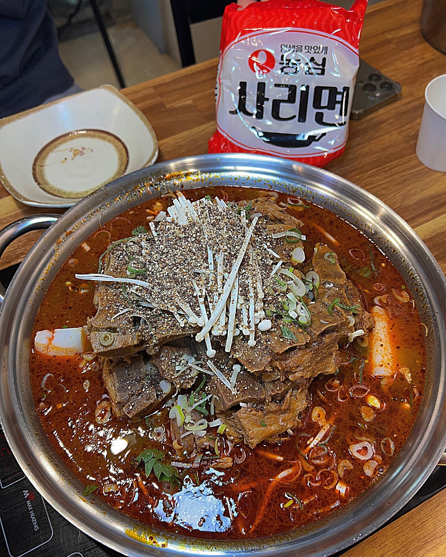 [ #협찬 ] 라면사리가 무한리필인 감자탕집 ?!🥔

#왕건이감자탕 상호명대로 왕건이 고기가 가득가득 !
소짜를 시켰는데 고기 양도 많고 살도 많이 붙어있어서 깜짝 놀랐어요 😲

국물도 진하고 얼큰한게 해장으로 완전 제격이었습니당

게다가 라면사리까지 셀프바에 마련되어있어서
감자탕에 국룰인 라면까지 마음껏 먹을 수 있어서 좋았고

감자탕을 시키면 소주 1병이 공짜라던데
저희는 전날의 과음으로 숙취를 달고 간 바람에
사장님이 음료수로 바꿔서 주셨습니당 🤭

볶음밥까지 야무지게 먹고 마무리~
볶음밥asmr 듣고가쎄용 🤓

➖➖➖➖➖➖➖➖➖➖➖➖➖➖➖

🔎왕건이감자탕
📍위치 : 경기 용인시 수지구 풍덕천로172번길 3-29 (풍덕천동) 1층
⏰영업시간 : 매일 11:00~22:00

➖➖➖➖➖➖➖➖➖➖➖➖➖➖➖➖➖➖➖➖

#리뷰노트 #수지맛집 #수지감자탕 #죽전감자탕 #감자탕 #감자탕맛집 #먹스타 #맛스타 #먹팔 #먹팔맞팔 #먹팔해요 #소통 #먹소통 #협찬문의 #협찬환영 #협찬디엠 #협찬dm #좋아요 #맞팔
