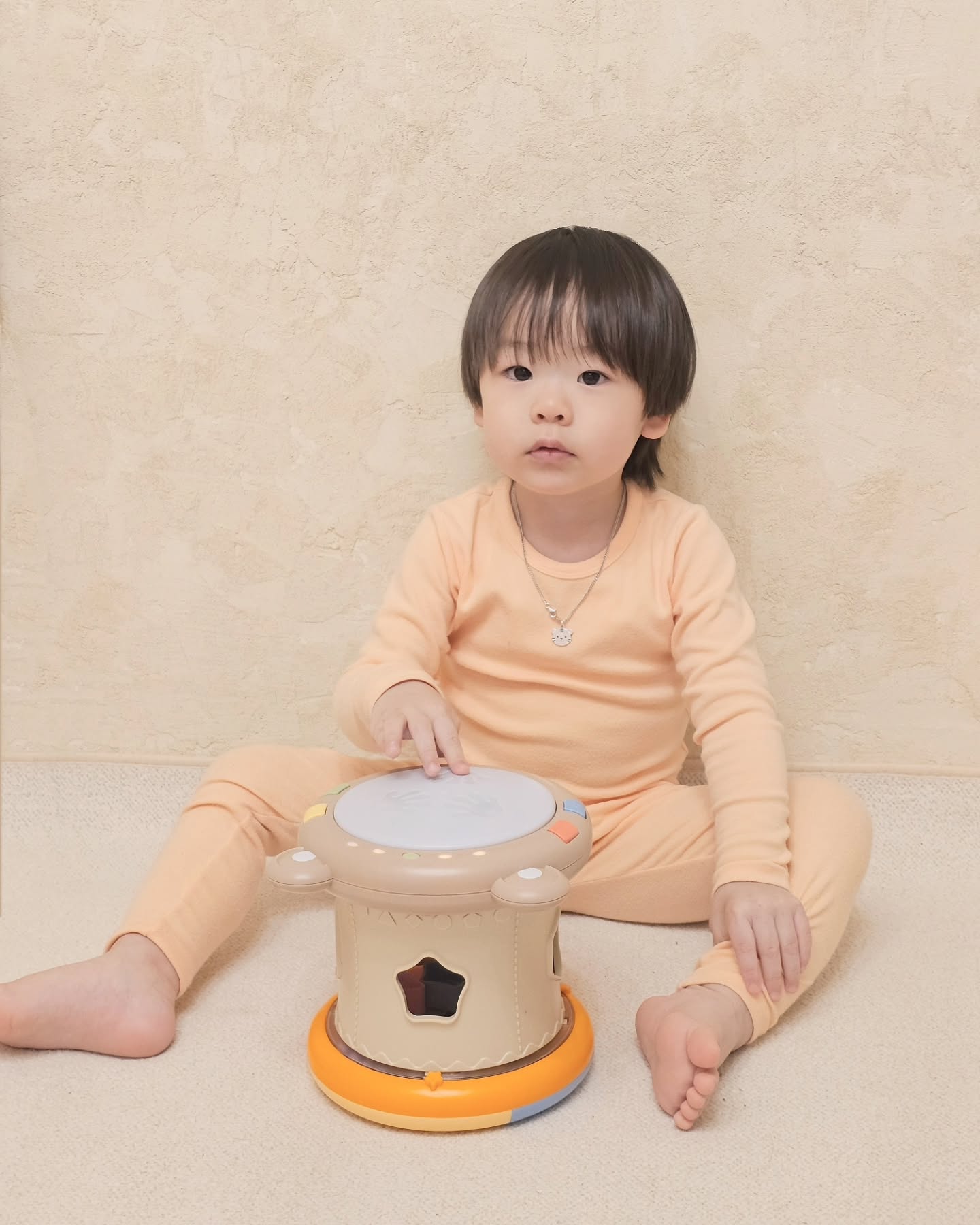 #협찬 장난감 하나로 여러가지 놀이를.ᐟ
투마마 뮤지컬 아기드럼 🥁

드럼, 휴대드럼, 도형끼우기가 한방에 :)
투마마 뮤지컬 아기드럼 3 in 1이에요ᡣ𐭩

두드리면 불이 들어오는 드럼놀이
인지자극이 되는 끼우는 도형놀이
소근육발달과 집중력에 좋은 회전판놀이
세가지불빛에 6가지 플레이모드 멜로디놀이

손잡이가 있어 휴대도 가능하니
어디에서나 신나게 가지고 놀아요🎵