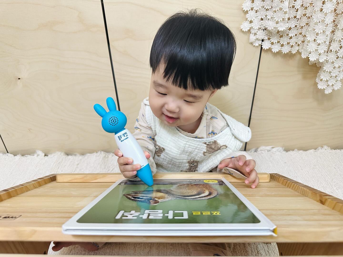 #협찬이지만솔직후기
⠀
이번주에는 블루래빗 생생자연관찰로 지호와 함께
겨울잠을 자는 동물들을 알아보는 시간을 가졌어요ෆ
먼저 행겨울잠이 무엇인지 알려주고 어떤 동물들이
겨울잠을 쿨쿨 자는지 알려주었어요😴
⠀
겨울잠을 자는 대표적인 동물들 다람쥐,곰,고슴도치,개구리 등이 있더라구요.이번에는 다람쥐,곰,고슴도치에 대해 알려줬어요.
⠀
➰쪼르르 다람쥐
너무 귀여운 생김새를 가진 깜찍한 다람쥐🐿️
다람쥐가 폭신폭신 낙엽 위에 몸을 동그랗게 말고
꼬리로 빙글 감싸요. 새근 새근 겨울잠을 자며 
따뜻한 봄을기다린다고 해요.
⠀
다람쥐는 겨울잠을 자긴 하지만 깊게 자는 편은
아니라고 해요. 그래서 종종 배가 고프면 깨어나서 먹이 창고에서 도토리를 꺼내 먹거나 집 안의 먹이가 다 떨어지면 집 밖에 묻어둔 먹이를 꺼내서 먹는다고 해요. 너무 귀엽지 않나요? 생긴것도 정말 귀엽게 생겨서 하는 행동도 귀여워요!
⠀
➰뾰족뾰족 고슴도치
짧은 네발, 통통한 몸, 반짝반짝 빛나는 작고 까만 눈
뾰족 뾰족 가시로 등을 덮은 고슴도치🦔
⠀
고슴도치는 왜 가시가 있을까요? 다들 어릴때 한번씩 생각해보셨죠?고슴도치의 등에 뾰족뾰족 나 있는 가시는 등과 옆구리의 털이 변한것으로 자신의 몸을 보호하기 위해 나 있는 것이라고해요.
⠀
⠀
고슴도치도 찬바람이 부는 겨울이 되면 따뜻한 
굴속에서 몸을 돌돌 말고 겨울잠을 쿨쿨 자요.
겨울이 오면 썩은 나무 틈,굴 같은 곳에서 나뭇잎,
나무껍질,이끼 등으로 잠자리를 만들고 3월쯤까지 여러 달 동안 잠을 잔다고해요😴
⠀
➰어슬렁어슬렁 곰
겨울잠을 자는 대표적인 동물로 알려진 곰!
곰이 나무에 등을 대고 북북북 몸을 문질러요.
날카롭고 긴 발톱으로 죽죽 나무를 긁어 흔적도 
남겨요.
​
곰은 숲 속을 다니다가 나무에 몸을 문지르거나
발톱으로 할퀴어서 자국을 내요. 이렇게 나무에 흔적을 남겨서 자기 땅이라고 영역표시를 한다고해요.
⠀
추운 겨울에는 곰은 따뜻한 굴속에서 쿨쿨 겨울잠을
자고 있어요.책속의 플랩을 펼치면 안에 귀여운 곰이 겨울잠을 자는 모습을 볼 수 있어요.
⠀
토끼펜으로 재미있고 생생한 동물 소리도 듣고
책 내용 뿐만 아니라 관련 동요까지 들을 수 있어요~
관련동요를 틀어주니 너무 신나하더라구요♥️
아직은 노래를 따라 부르지 못하지만 나중에는 
동요도 따라부르고 듣고 싶은 노래도 먼저 찾아서 
듣겠죠?
⠀
항상 느끼는거지만 블루래빗 자연관찰 책은 실사가 정말 잘 되어 있어서 아이가 보고 배울 게 참 많은 것 같아요.오늘도 블루래빗 자연관찰 책으로 한뼘 더 
자란 지호👼🏻두돌아기 전집 찾으신다면 블루래빗 
생생자연관찰 추천드리고싶어요.

💌𝚃𝚑𝚊𝚗𝚔𝚜 𝚝𝚘 bluerabbit_official_korea 

#블루래빗#블루래빗생생자연관찰#자연관찰#블루래빗자연관찰#유아전집 #자연관찰전집#전집추천#자연관찰추천#국민전집#자연관찰책#토끼펜 #겨울방학전집