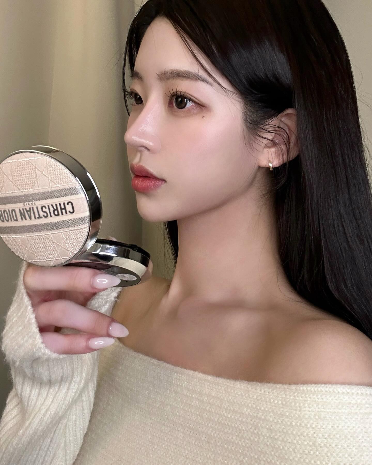 #유료광고 diorbeauty

NEW 2024 디올 포에버 글로우 컬렉션 🩰✨

이번 컬렉션은 디올 레이디 디-라이트 백을 연상시키는 꾸뛰르 디자인에
모던하면서도 스타일리쉬한 핑크/베이지 색상으로 출시되었습니다

포에버 스킨 글로우 쿠션을 사용하여 건강한 광채 피부를 표현 한 뒤 포에버 글로우 맥시마이저로 볼,콧등에 한번 더 포인트를 주면 글로우 메이크업 완성✨

다가오는 화이트데이, 여심저격 포인트가 확실한 디올 포에버 글로우 컬렉션으로 여자친구선물 추천드립니다 °₊•*・.｡♡

#디올뷰티 #디올포에버 #디올포에버글로우 #디올포에버쿠션 #디올포에버글로우맥시마이저 #쿠션추천 #선물추천