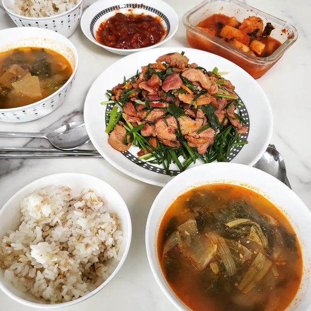 냠냠데이즈의 미식생활🍻 on Instagram: "#훈제오리 차림꿀팁👇👇 맑은날씨 제대로 즐겼으니 집밥가야쥬😉 훈제오리는 그냥 구워먹는것도 좋지만 야채🫑🥕🧅와 같이볶으면 더 좋아요 볶
