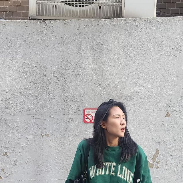 최규리 on Instagram: "#협찬 색 참 잘 뽑는 색참잘 #아이러니포르노 이제 날씨가 쌀쌀하네요.🍂 이럴 땐 예쁜 맨투맨 못잃어..... 제품마다 컬러가 미세하게 다른데 고급스러운 게, 요 브