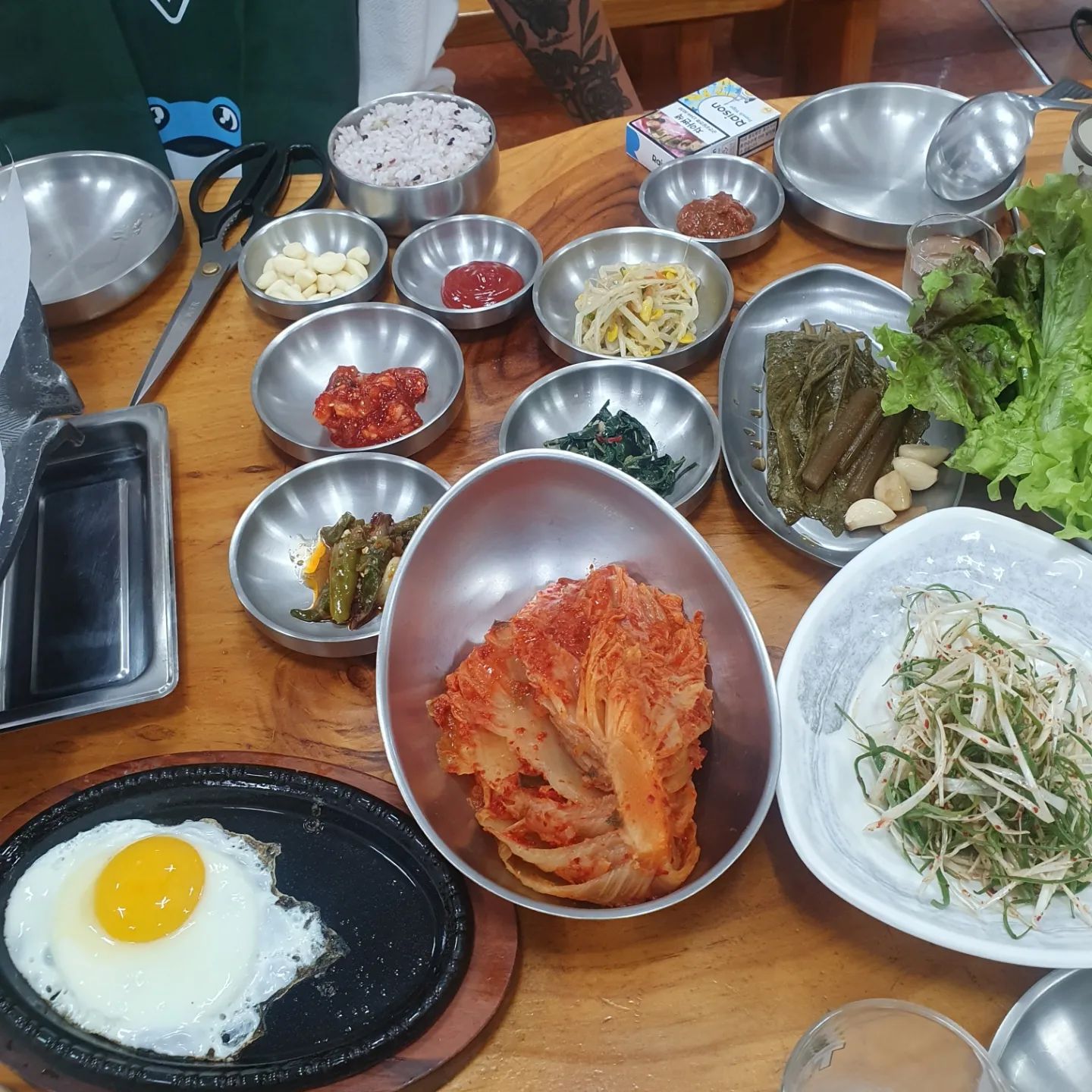 #협찬 모란맛집 횡성묵은지찜찌개
고기도 찌개도 반찬도 맛있는 맛집♥

★저렴한 가격에 국내산 고기질도 좋은편이다 
★찌개랑 사이드도 맛있다 
★밑반찬이 다양하게 나와 백반으로 즐기기도 좋다 

★주문메뉴★
삼겹살2, 김치찌개1, 계란말이1, 술술 = 총 62,000원

동생커플이랑 썰풀러 나가는길~ 
온 동네맛집이란 맛집은 다아는 동생이가 
괜찮다고 한 횡성묵은지찜찌개를 찾았다 

이동생은 맛집만 아는 정도가 아니라 이모들이 다 알아보던데 
아니나 다를까 머리를 잘랐다며 바로 알아보신가 
신기방기ㅋㅋㅋㅋㅋㅋ 

고기도 찌개도 사이드도 다 맛있다고 해서 다양하게 주문했다 
셋이 한상거하게 차려졌는데 동생이 고기를 맛나게 구워준다 
굽굽동안 밑반찬이랑 다른것 먹는데 다 맛있는 편이다 
국내산이라더니 고기질도 완전 좋아보인다!! 
그냥 식당분위기인지 알았는데 숙성냉장고가 따로 있었다 

김치찌개를 주문하면 계란후라이가 서비스로 나온다 
밑반찬도 다 내가 좋아하는 스탈이다 
이집 대체적으로 맛이 괜찮아서 나중에 벙으로 와서 메뉴를 전부 뿌셔봐야겠다 ㅋㅋㅋ
1차로 딱 요기할겸 한잔할겸 하기 짝 좋은 집이다 

😝모란맛집😝 횡성묵은지찜찌개 
전화번호 : 031-602-6771
영업시간 : 10:00~22:00 / 브레이크타임 15:00~16:00 / 일요일휴무 
주소 : 경기도 성남시 중원구 산성대로 78 / 성남동 4346 

모란역8번출구에서 98m 거리에 있다 

https://naver.me/5vM9E289

#맛집 #디너의여왕 #모란맛집 #모란역맛집 #성남맛집 #성남모란맛집 #성남삼겹살 #성남고기집 #모란고기집 #모란역고기집 #성남찌개맛집 #모란찌개맛집 #모란매운탕 #모란삼겹살 #모란역삼겹살 #성남백반 #모란백반 #모란역백반