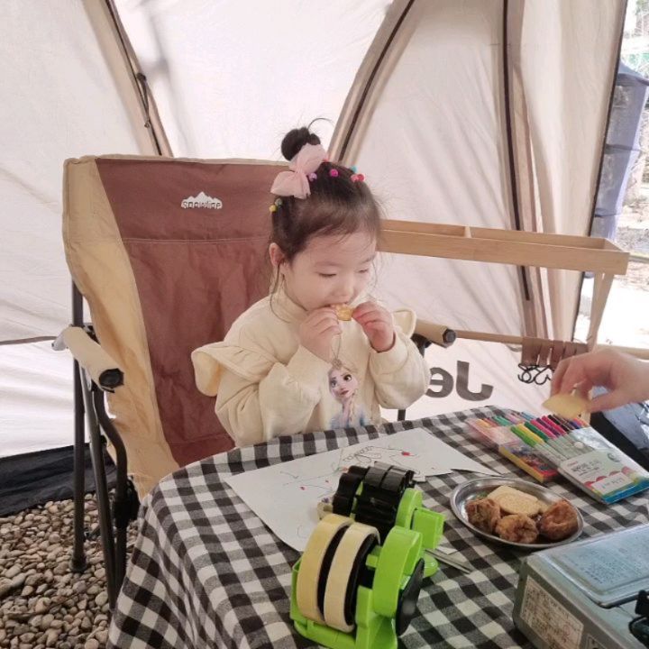 이번캠핑은 새로운 친구들과 함께 보냈는데, 키즈카페 이런거 없이도 친구들과 함께~  자연을 벗삼아 즐겼던 캠핑~
집이랑 가까운거 빼곤 아무런 메리트 없었는데, 친구들과 함께하니 엄마, 아빠도 신나게 놀았어요~^^♡♡♡♡♡

#캠핑 #집앞캠핑 #집앞캠핑장 #캠핑조아 # 캠핑러 #캠핑3년차