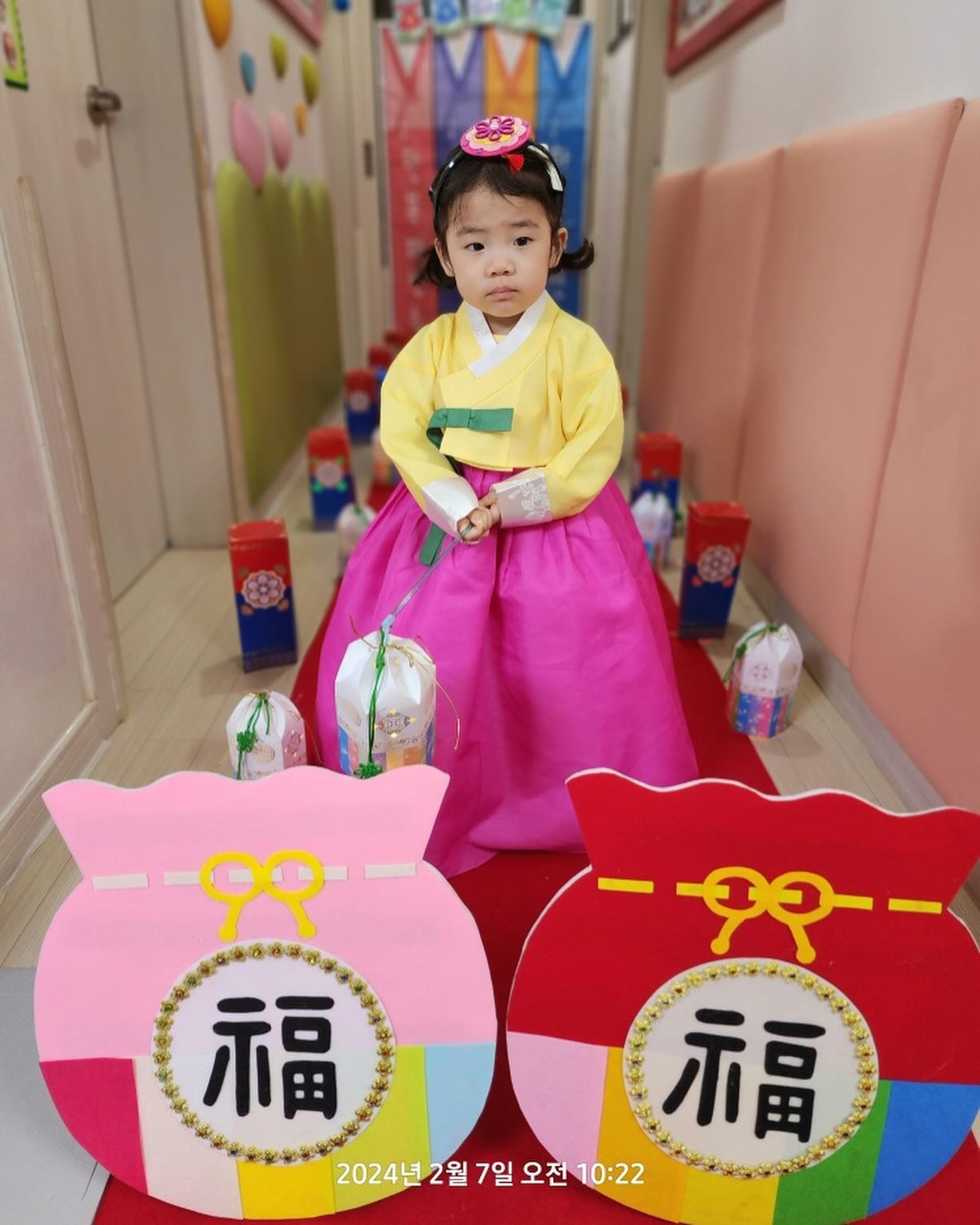 어린이집에서 설날 행사가 있었어요💗
할머니가 사준 예쁜한복을입고 미리 명절을 즐기고온 서윤😘
연습하지 않았는데 팔씨름 왕이되어 선물도 받아왔네요ㅋㅋ 
오늘도 그녀를 사랑하지 않을수 없습니다❤️

#설날#미리설날#얼집행사#나는야팔씨름왕#팔씨름왕