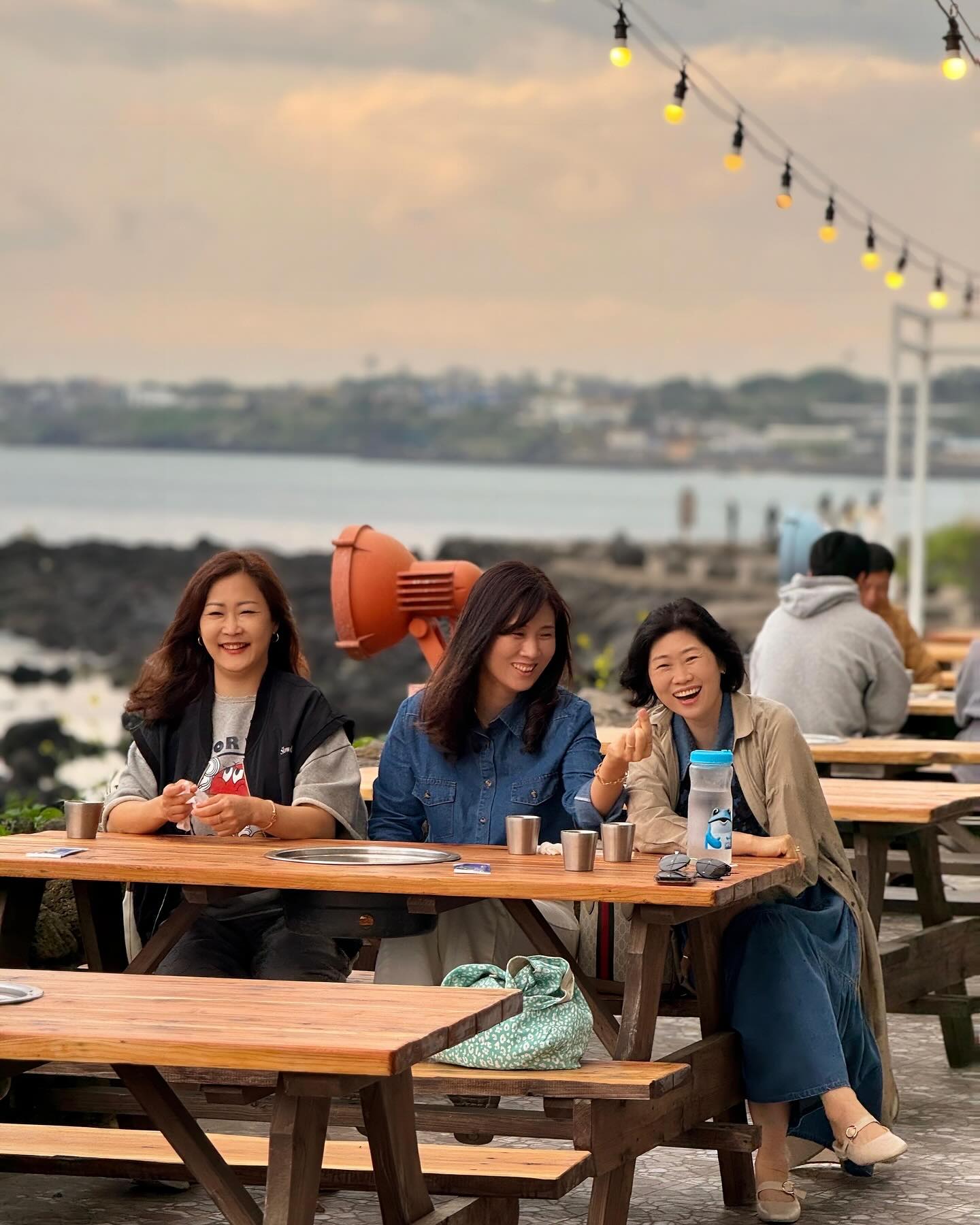 역시 첫날 첫 식사가 젤 기억에 남아~
첫 식사는 #제주도흑돼지 
#바다뷰 즐기며 먹을 수 있는 여기는 #곽지해수욕장 근처
#돈해상 제주한림협재흑돼지
호우주의보 시작전이라 즐길 수 있었던 야외식사였네요~
-
-
#제주 #제주여행 #여행스타그램 #친구와여행 #흑돼지맛집 
#바다뷰맛집