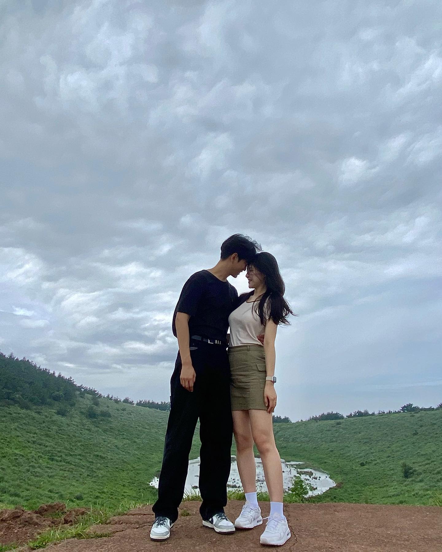 바람과 싸우는 중 🩵_💙

#커플 #커플사진 #제주 #제주도 #제주여행 #데이트 #오름