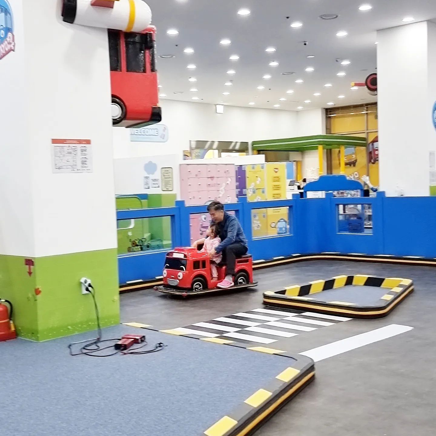 #타요키즈카페 🚙

정말 정말 좋았는지
몇번이나 할비랑 빠방 탔다고 말하던 율이 ꔛ
큰편은 아니지만 율이 또래 아이들이
딱 놀기 좋았던 곳 

네이버예약이나 카톡플친하면 
할인하고 이용할 수 있었어요 !

#내돈내산 ✨

#일산실내키즈카페 #일산아이랑가볼만한곳 
#일산키카 #일산키즈카페 #일산실내놀이터