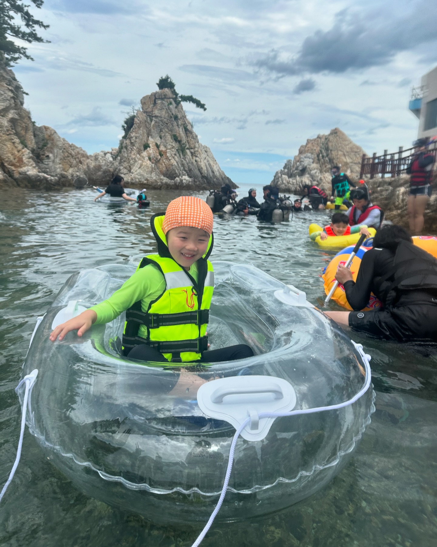 🛶
#20240723

오늘은 장호항가서 스노쿨링🤍
날씨가 흐리고 추워사 서현이는 거히 보트만🥺
떡볶이 먼저 먹어보고싶다고 ~ㅋㅋ 두개나 먹음 ㅋㅋ
나는 물속을 보고 수영하니깐 무서워서 숨이 잘 안쉬어짐ㅋㅋ
그래도 물고기 보이니깐 신기하고 재미있넹
오늘 저녁도 맛있는 회, 해산물 먹고 버스킹, 노을구경🫶
이씨들과 행복한 시간중🤍

#장호항#스노쿨링#날씨가아쉽다#추워도잼
#다행히감기안걸림#행복한여행중