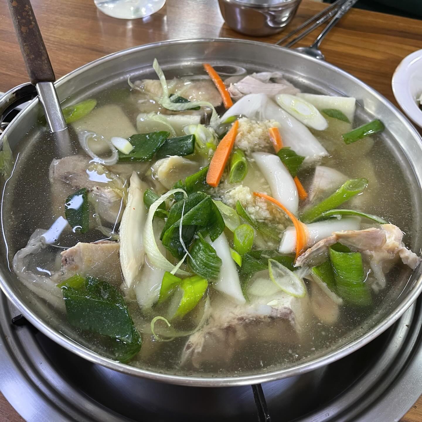 [50번째 식탁] 포계촌
: 마들역 닭한마리 깔끔하고 찌인한 육수가 👍

마들역에 위치한 #포계촌 에 다녀왔습니다 🐓🐓

=menu=
닭한마리 小 26,000 원
칼국수 사리 2,500 원
========

추운 겨울 뜨끈한 국물요리 땡기시지 않나요⁉️

여기는 마들역 바로 옆 포계촌이라는 닭한마리 집인데요

제 짝이 어릴때부터 갔던 맛집이라 다녀왔습니다‼️

복합상가 2층으로 올라가면 위치해 있구요 평일 점심시간 조금 지나니 웨이팅은 없었어요 (웨이팅이 있을 수 있다고 합니다)

저희는 닭한마리 소자를 시켰는데요 2인분 양으로 아주 적당했어요 

반찬으로는 깍두기랑 물김치 그리고 부추양념간장이 나오는데요 이거 찍어먹으면..크 맛도리입니다

음식은 조리되어 나오고 끓으면 바로 드시면 됩니다
맑은 국물이라 심심해 보였는게 한입 하는 순간 찌인한 국물이..어우.. 너무 좋았어요

여기서 제 짝이 알려준 꿀팁‼️ 반찬으로 나온 물김치를 같이 끓여서 먹어주면 와 처음 보는 조합이었는데 너무 맛있더라구요 강추‼️👍

다 먹어갈때쯤 칼국수가 빠질 수 없죠 칼국수로 2차 흡입한 후 행복하게 나왔습니다😍😍

별점 9/10
=================================
🚘 서울 노원구 동일로 1541 11단지종합상가 
⏰ 매일 10:30 - 22:00
 (16:00 - 17:00 브레이크타임)

#맛있다그램#오늘뭐먹지#마들맛집#노원구맛집#맛집#마들역#닭한마리#닭#삼계탕#마들역맛집#맛집탐방#데이트코스#연애일기#데이트#데이트맛집#yummy#foodpics#foodporn #맛집추천#맛집스타그램#먹스타그램#먹스타#먹스타맞팔#맛집탐방#맛집투어#맛집#먹팔#먹맞팔#먹팔환영#먹팔해요