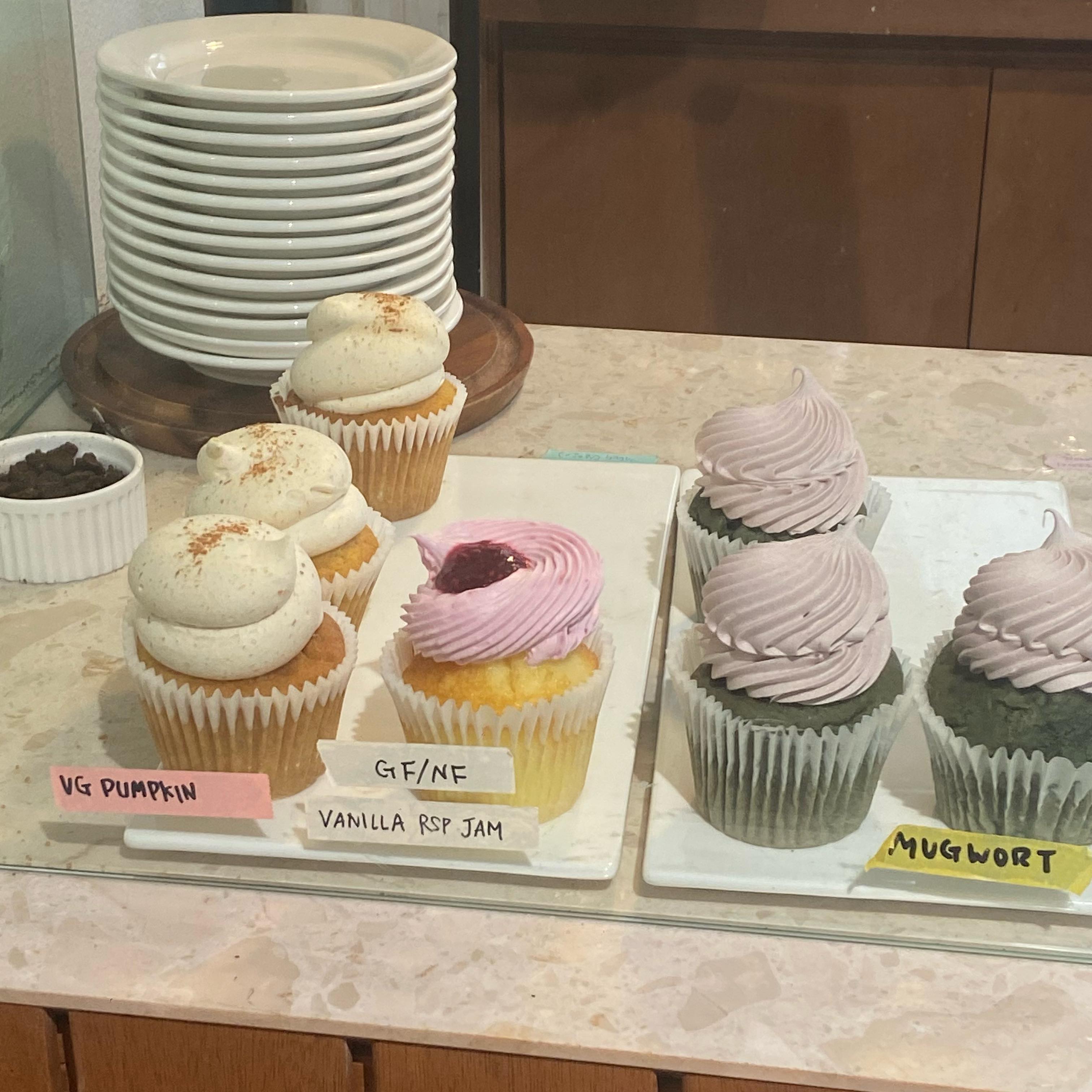 VG PUMPKIN 🧁🧡
처음 먹어본 비건 케이크! 이 집이 도둑도 훔쳐먹는 맛집이라며..
단 거 안좋아하는데 시나몬 살짝 뿌려진 크림에
호박맛 카스테라 시트 넘넘 맛있어서 갑자기 생각나는 고런 맛!