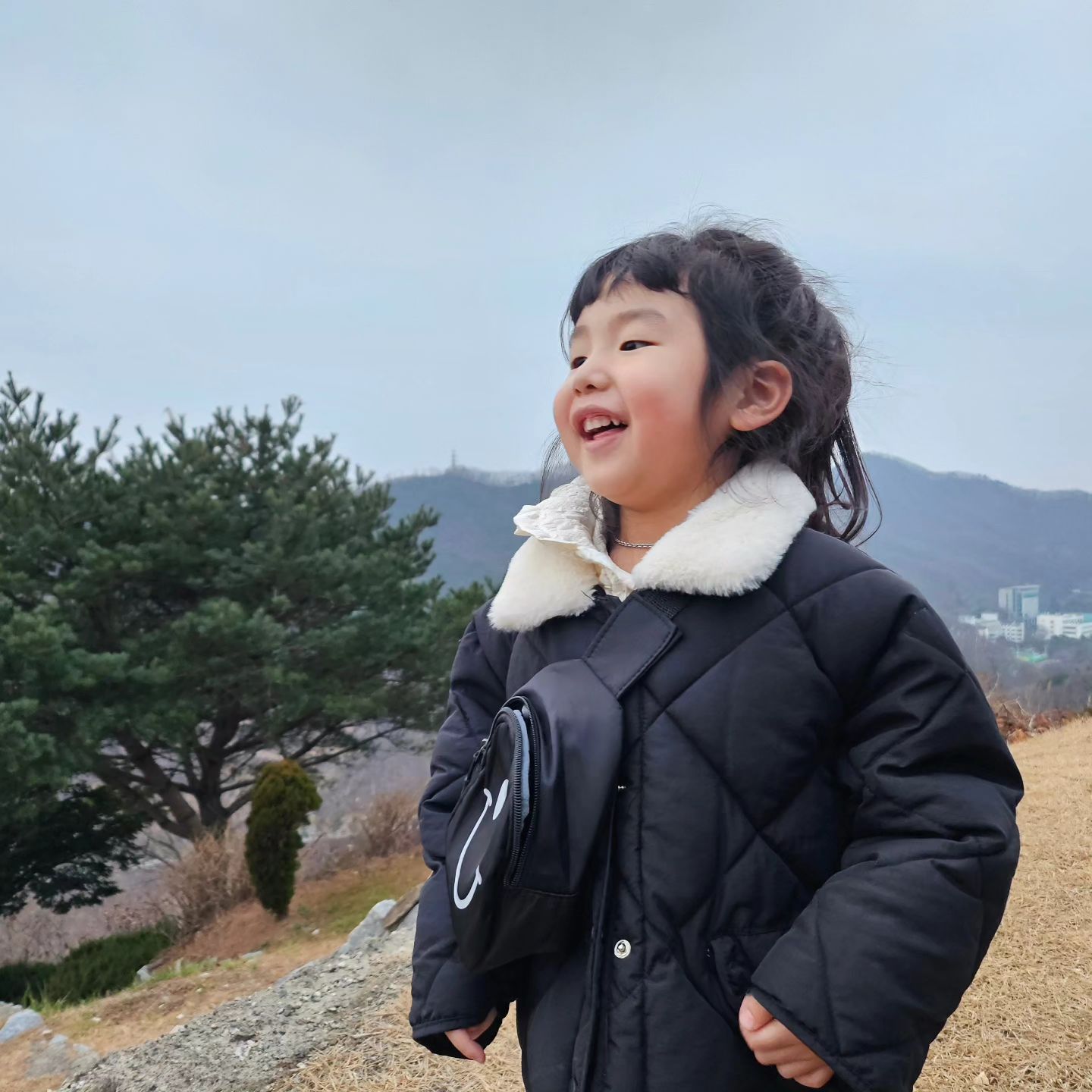 아빠 산소갔다가 건진 서아 힙한 사진😎
할아버지 땅에 계신다니까 언제 나오냐고 자꾸 물어본다..
할아버지는 우리마음속에있어😁
날이 흐려서 그런가 더 울적해지는 오늘...

#아빠보고싶다
#쥐띠딸 
#용인서울공원묘원 
#용인소통 
#주말일상 
#남매맘