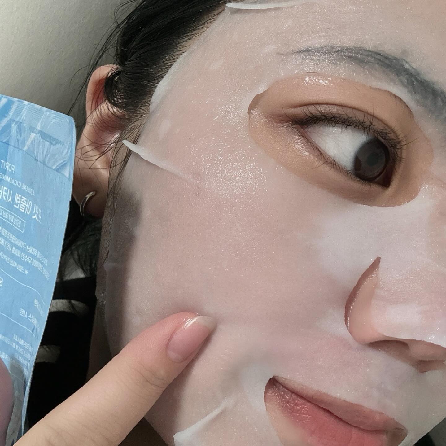 #광고 #포잇마스크팩 
포잇마스크팩은 포잇의 시그니처인 아줄렌 수분크림이 그대로 들어가있어요🤍
피부회복과 치료목적으로도 쓰이는 구아이줄렌과, 너무 유명해진 병풀추출물이 함유되어있어 진정과 보습을 책임져줘서 피부장벽 강화에 도움을 줘요🤍

그리고 딱 만져보면 느껴지는데 겔시트가 달라도 확실히 달라요!
피부 속 깊숙한 곳 까지 촉촉함이 전달되는 느낌🫶🏻
중요한 약속 전에 무조건 손이 갈 것 같아용🤍

#협찬 #포잇 #포잇크림마스크팩 #아줄렌마스크팩 #마스크팩추천 #환절기마스크팩 #피부진정 #피부보습
