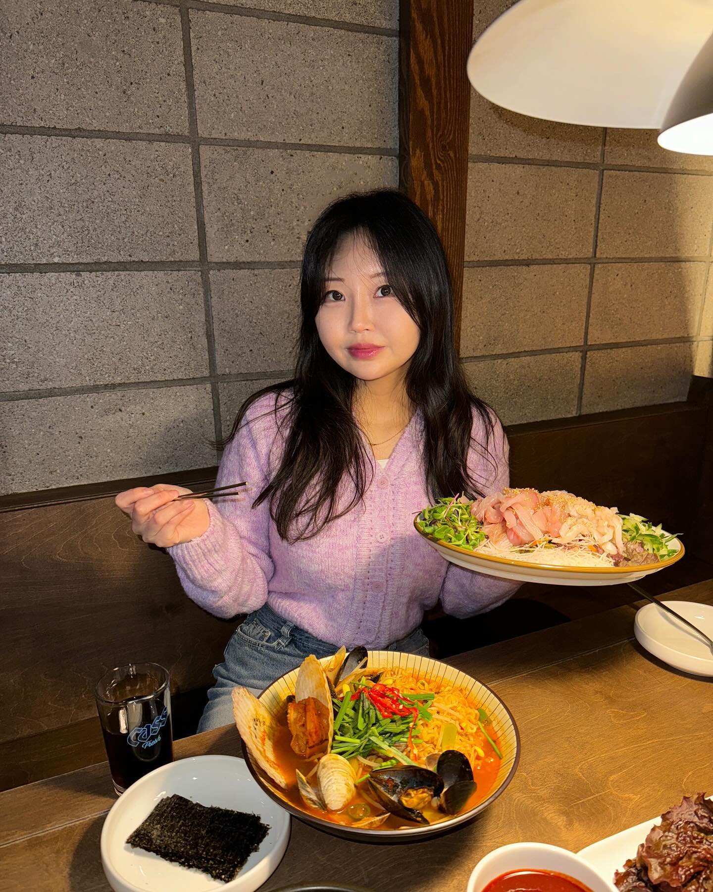 따끈따끈한 대구 교동 신상 술집
“꺼꾸잽이 초장집”에 다녀왔어요!🤓

초장집.. 전국적으로 유명한 술집이라고 들었는데
대구 교동에도 상륙했더라구요?

간판부터 꺼꾸로 되어있어서 시선을 싹 끌더라구요!!

제철 해산물, 제주 자연산 막회가 유명하다고 해서
초장집의 시그니처인 막회와 해물라면을 먹었습니당

쫄깃쫄깃한 식감의 막회는 
그냥 먹어도 부드럽고 신선함이 느껴졌고
모든 조개 다 총집합한 해물라면은
탱글한 조개향이 깊게 배어들어 맛있었어요:)

평일 저녁 7시전에 방문하니까
삼치구이도 주시더라구요 !! 🐟
야무지게 한상차림으로 먹고 왔습니다😋

신선한 자연산 해산물이 땡기면 ?!
꺼꾸쟁이 초장집으로 오세요~~~

💡 gyodong.chojangzip 꺼꾸잽이 초장집 교동점
🏠 대구 중구 교동2길 29-9 1층
⏰ 매일 17:00 - 01:00

#대구맛집 #교동맛집 #대구교동맛집 #대구초장집 #교동초장집