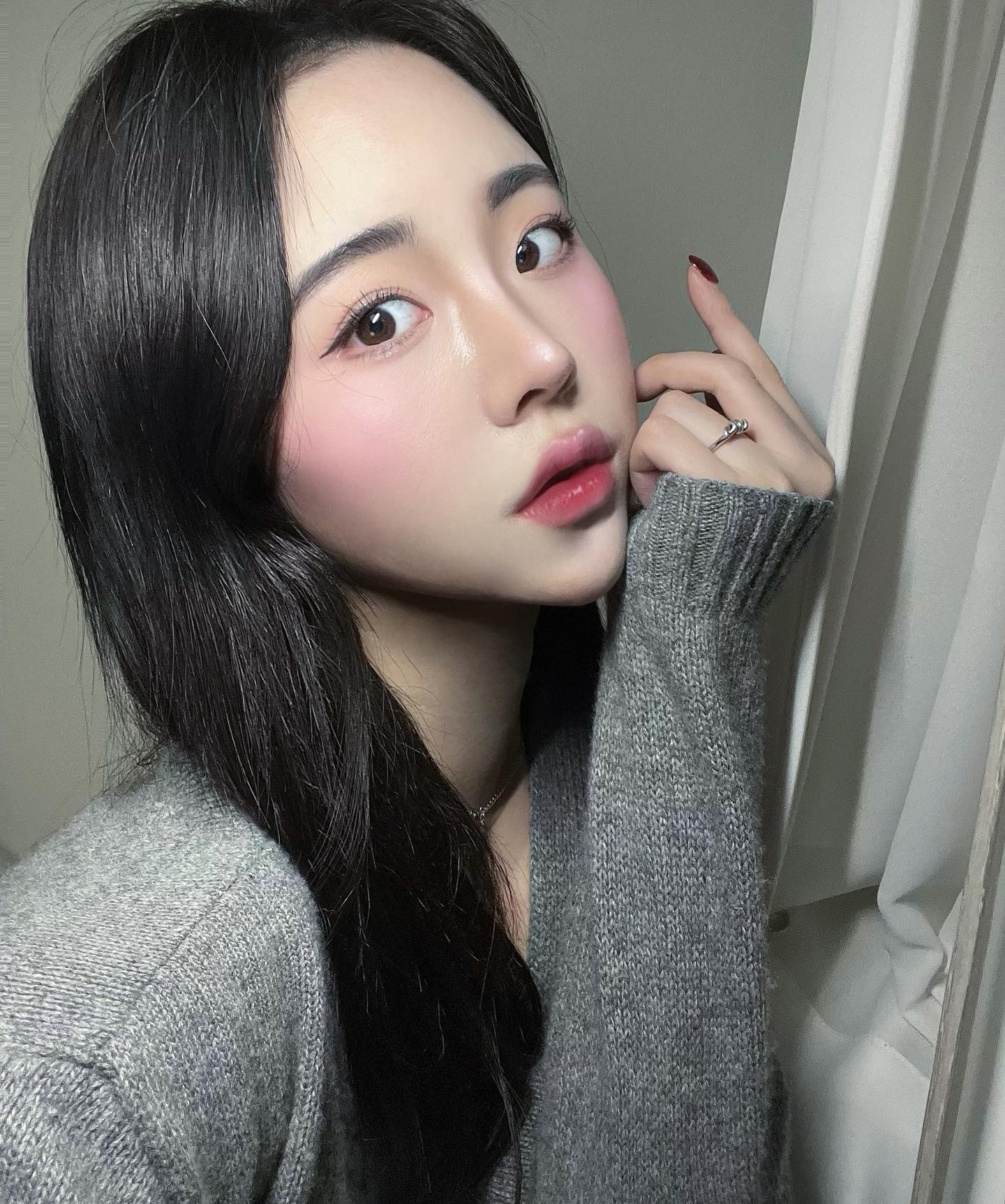 vacia_jewelry

엔틱하고 착용감 좋은 실버링 찾고 있다면 ? 

패키지 포장도 엄청 예쁘게 와서 우정반지나 생일선물로도 완전 추천 !! 데일리반지로 최고 🫶
.
.
.
#바시아 #바시아주얼리 
#생일선물추천 #악세사리추천
#친구선물추천 #우정반지추천
#무알러지반지 #유니크한반지
#데일리반지추천