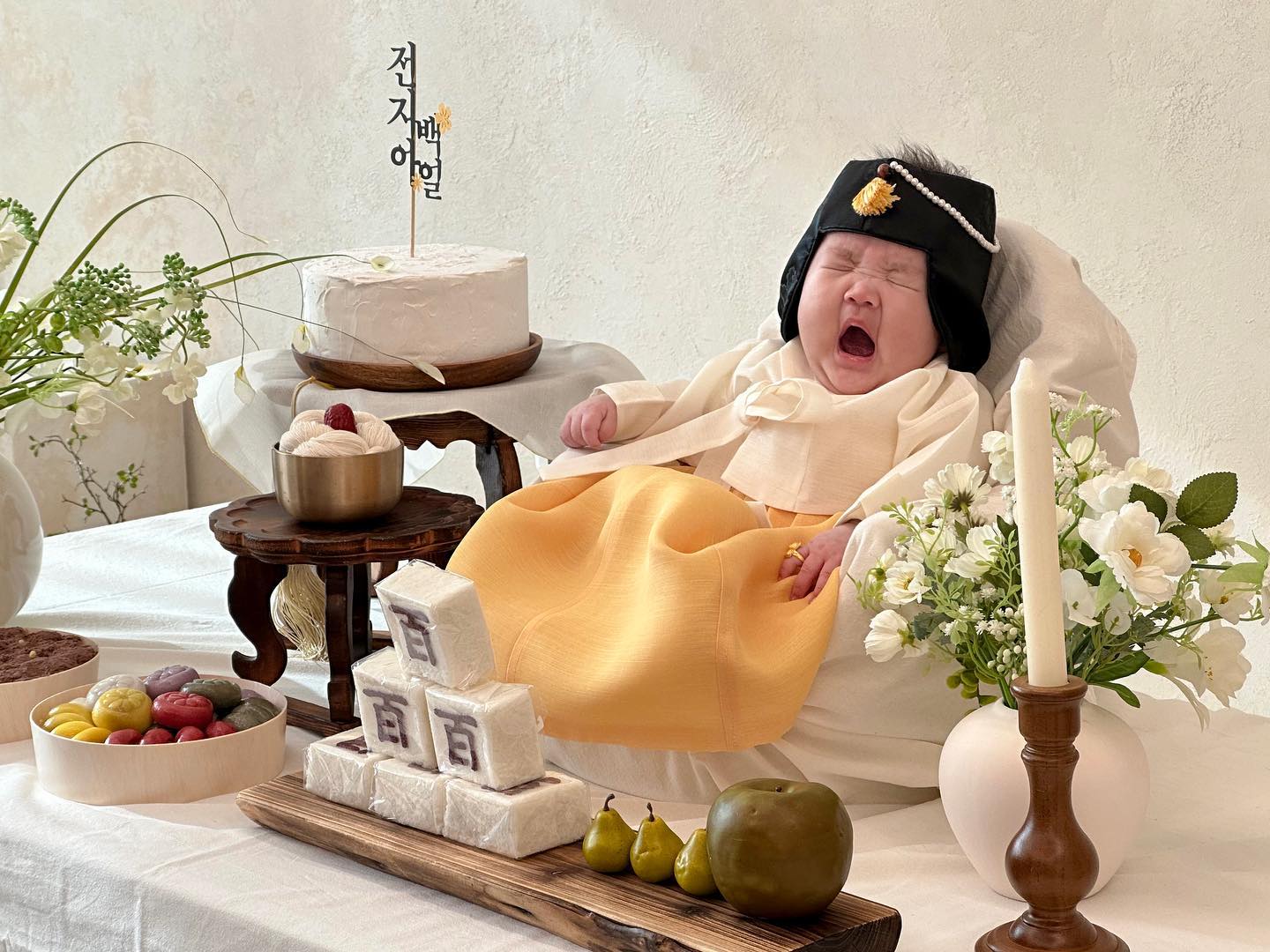 💛🐯우리 지아 100일🐯💛

낮잠 시간이랑 겹쳐서
멍때리다가 결국 하품하고 잠듦,,🥲

그 와중에 조바위 위로 삐쭉 나온 머리카락이 넘 졸귀💛

그렇게 지아는
촬영이 끝나고 다 정리한 후에 일어났다😇

#지아는그럴수있지
#낮잠시간못맞춘내잘못
#ㅋㅋㅋ😭 

#근데어쩜후니랑똑같니
#후니도백일사진찍다가잠들었는데