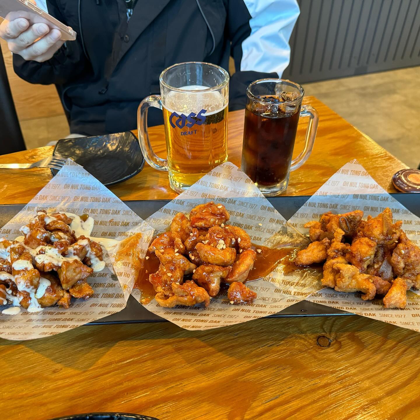 주말엔 치킨이죠🍗
매번 배달만 시켜 먹다가 오늘통닭이 안양 샘병원 근처에
오픈했다는 소식을 듣고 얼른 방문했답니다❣️

매장 내부는 엄청 넓었어요~
좌석도 50석 이상 구비되어 있어서 단체 모임이나 회식하기에도 너무 좋습니다ㅎㅎ

🔸주문 메뉴🔸
순살 삼총사 23,900원
콜라 2,000원
생맥주 4,500원

여러분 치킨을 한 종류만 먹을 수 있나요?
저는 간장도 좋고~ 양념도 좋고~ 후라이드도 좋고 다 좋아서ㅎㅎㅎ 그래서 순살 삼총사를 고른 거지요~

갑자기 사장님이 주신 서비스!!! 감자튀김!!!
와 이건 안 먹을 수가 없지
치즈가루와 파마산 가루를 뿌려서 엄청 고소하고 짭조름하니 맛있어요

가게 내부도 엄청 넓고 깨끗하고 (화장실도요~)
쾌적해서 너무 좋았고 사장님도 너무 친절하셔서 기분이 좋았어요
치킨도 바로 튀겨져서 나오니까 맛이 없을 수가 없어요 완전 맛도리!
게다가 국내산 닭고기라 안심하고 먹을 수 있답니다
다음에 축구하는 날 저랑 오늘통닭 안양점에서 접선할사람~

🏠주소: 경기 안양시 만안구 장내로120번길 78 2층 (안양 샘병원, 서안양우체국 근처)
🚘주차안내: 매장 1대 정도 가능 또는 근처 갓길)
📞전화번호: 031-444-1977
🕰️영업시간: 11:30 ~ 01:00 / 브레이크 타임 14:00 ~16:00
🙏정기휴무 : 매주 일요일
🌸 예약, 무선 인터넷, 포장, 배달, 남/녀 화장실 구분

#먹스타그램#안양맛집#안양대맛집#안양치킨#안양동치킨#안양샘병원맛집#치킨맛집#치킨#치느님#일상#소통#선팔환영#맞팔환영#먹팔환영#디너의여왕체험단