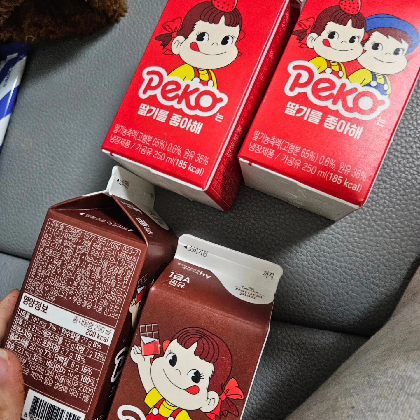 한국야쿠르트에서 새롭게 선보이는 페코 우유가 나왔어요
신상바라기인 제가 또 안먹어 볼 수가 없어서 먹어봤어요
저는 딸기를 먹었는 데 되게 우유맛이 진하고 초코는 남편이 마셨는 데 맛있다고 하네요

딸기우유 따라봤는 데 색상이 이쁘고 좋아보여서 찍었어요

#포코를찾아라 #내추럴플랜 #페코우유
#한국야쿠르트 #이벤트참여 #프레딧