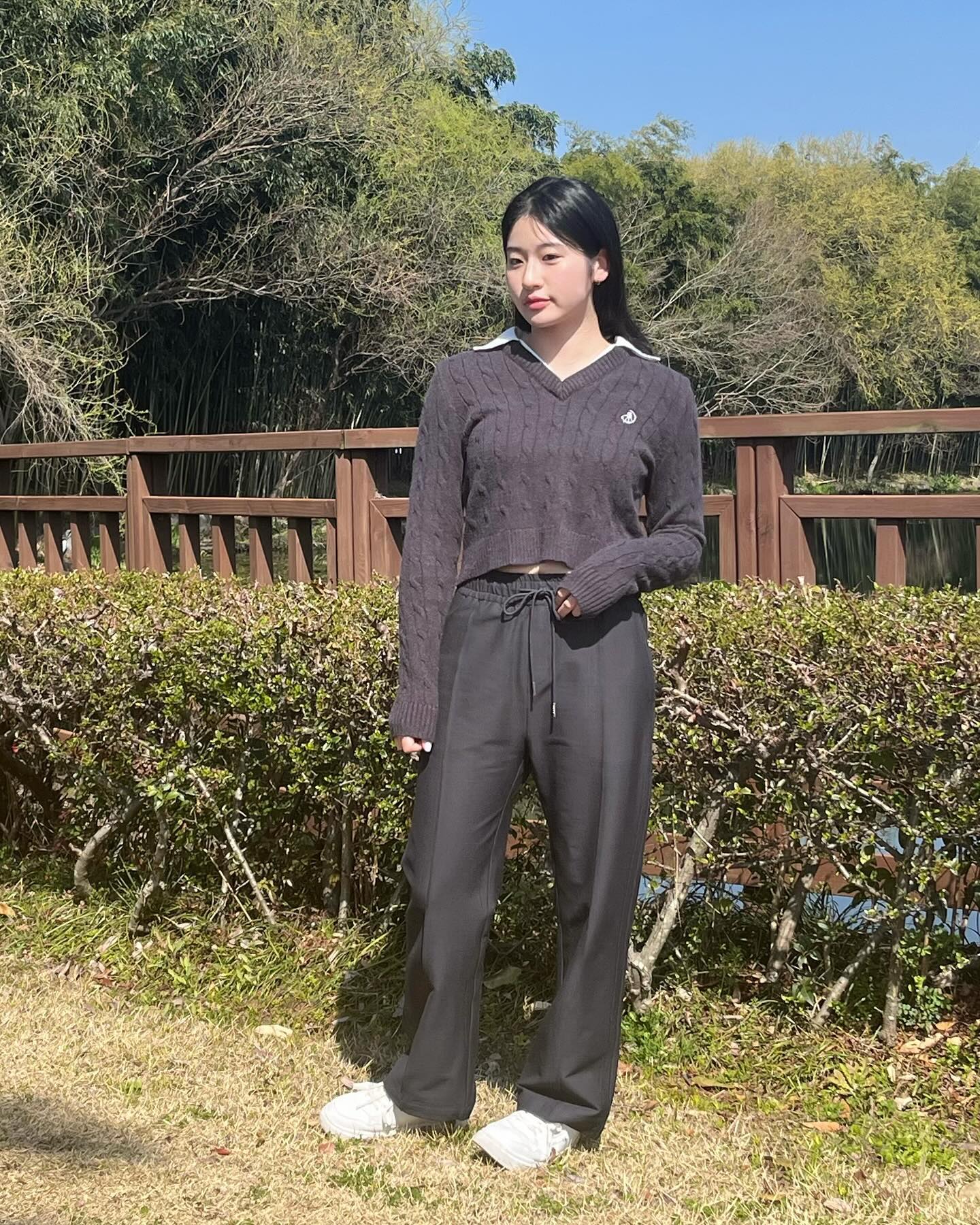 무드한 슬랙스 느낌의 편한 트레이닝바지! 

전체적핏을 안정적으로 잡아주는 PIN-TUCK 디테일에 Milti needle machine 기법으로 뒤틀림 변형 없이 착용 가능해요!

수차례의 샘플링으로 완성된 완벽한 핏에 편안한 착용감을 위한 엘라스틱 허리 밴드로 되어있어요

고급 R/N소재에 SPAN을 믹스하여 신축성이 좋고,
보풀과 구김도 없는 소재랍니당

“R/N 스판 릴렉스 밴딩 슬랙스”는
무신사 노드유“ 페이지에서  S,M, L 싸이즈 4COLOR 판매중이래요~~

nodu_official_,#노드유 #무신사 #슬랙스 #밴딩바지 #NODU #MUSINSA #바지맛집