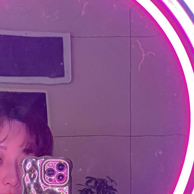 문새봄대표 (주)바디멜로디 예술교육원 대표 썸머마스터 on Instagram: "#협찬 집에서 힙한 거샷 가능한 네온사인거울 소개해요 🪞 USB 전원을 사용해 활용성 굿 밝고 선명하고 따뜻한 색감에