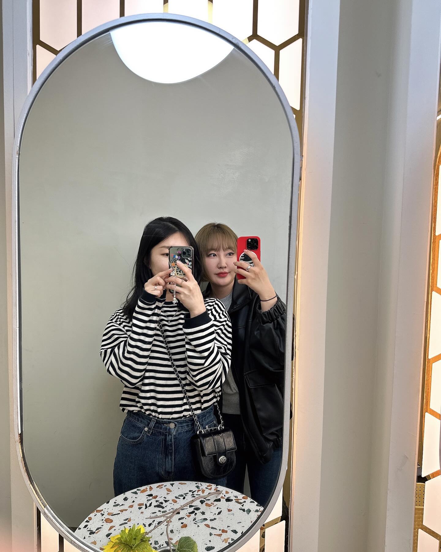 내 얘기 들어줘서 고마워 ♥️
널 떠나보낼 마음의 준비가 안되었지만...
니가 행복하다면 흑🥲

왠일루 우리 네일 취향 맞았음😚
우연한 커플네일💅🏻💅🏻

커피마시기로 하고 #치맥 먹은 우리
#포토시그니처 필수코스

#구월동통닭 #구월동치킨 #풍미항계 #장작구이누룽지통닭