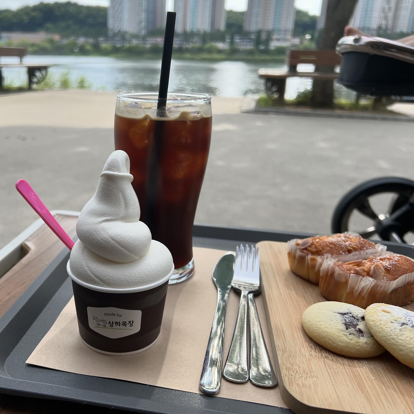 조금 덜 더웠던 날! 물멍하기 딱 좋은 카페 케뷔와에서 힐링🧡🙌 지금은 너무 덥고 비도 많이오지만 선선한날 호수공원 산책하고 커피한잔 하면 너무 좋다 🌷💕 상하목장 아이스크림 진짜 너무 맛있다 하나 더 먹고 싶었는데 꾹참움 😆😍 평일에 가면 평화롭다 ~~ 🤭⭐️

#케뷔와 #광교호수공원카페 #광교카페추천 #호수뷰카페 #상하목장아이스크림🍦 #아이스아메리카노 #미니파운드케이크 #브라우니쿠키 #카페스타그램 #맞팔해요 #좋아요