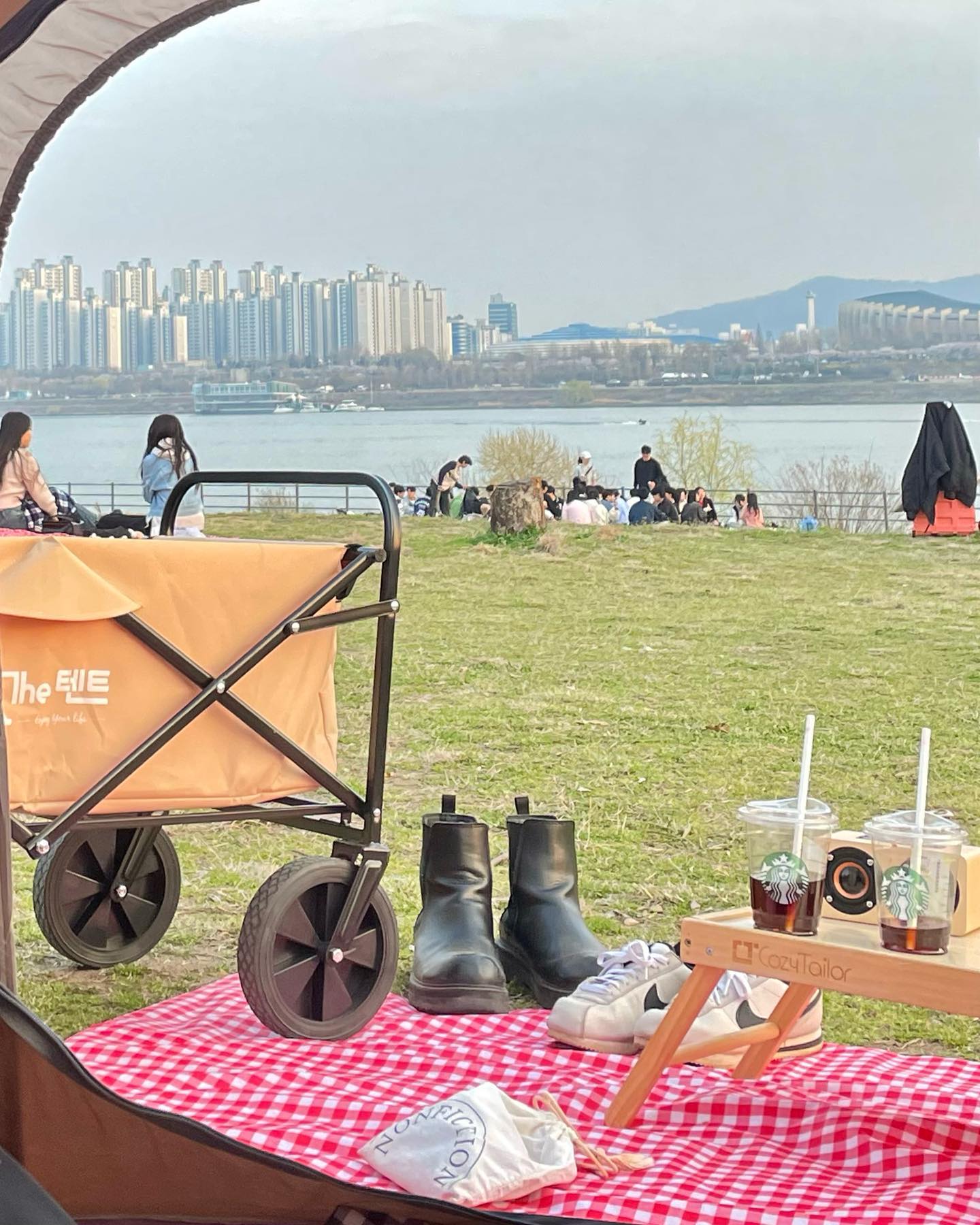 #광고 

벚꽃핀 뚝섬에서 피크닉 데이트♡ͫ

the_tent1 

#뚝섬역 ‘더텐트’ 룰루랄라세트빌려 한강피크닉 어떤데,,,

기분좋은 봄바람 맞으며 짝궁이랑 
제일 좋아하는 치킨시켜먹기이ᕷ˖°

2인용텐트랑 기여운 피크닉매트, 기본테이블, 퀄좋은
스피커까지 세미캠핑느낌 제대루ೀ

🏠서울 광진구 뚝섬로34길 67 광진트라팰리스 104호

🕖매일 11:00 ~ 22:00

ೀ 매장방문대여 or 네이버예약 (당일예약불가)
ೀ 대여시간 기본 4시간, 추가시간 30분당 2,500원 비용발생

#뚝섬유원지 #한강공원 #한강 #공원 #뚝섬한강공원 #더텐트 #picnic #한강피크닉 #4월데이트 #daily