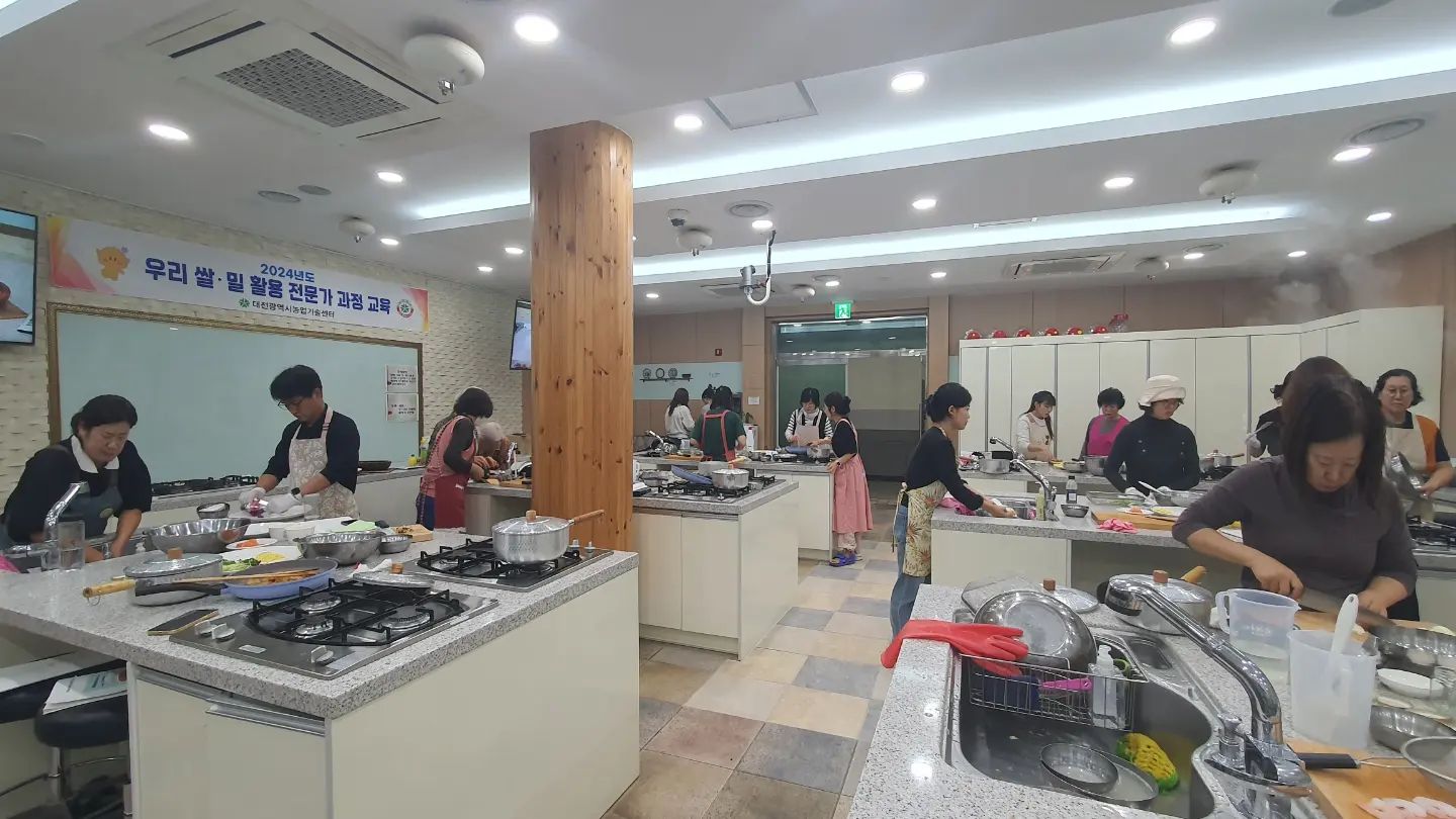 단체 연수및 수업  오전 오후 수업은 마감 했습니다. 

저녁반 단체연수 목금 자리만 남았습니다 ~~

#세종시쿠킹클래스 #세종시요리교실 #세종시원데이클래스 #세종시조리자격증 #세종시요리학원 #세종요리학원다옴 #세종맘 #대전맘 #청주맘 #대전쿠킹클래스  #국비전문교육기관
#요리연구가김정미#집밥#실패없는레시피