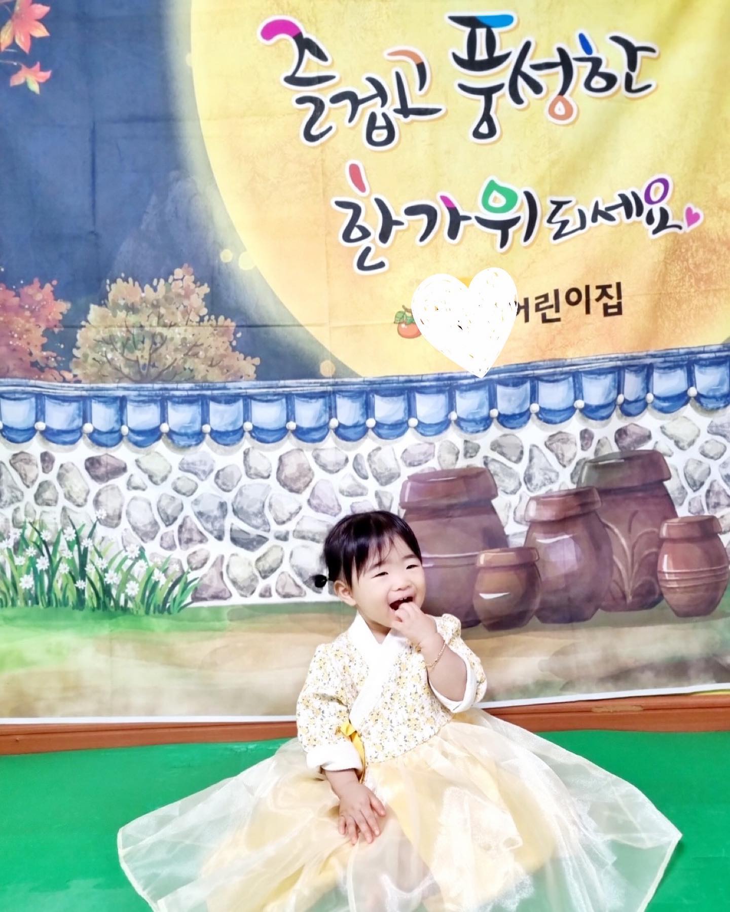 모두 즐거운 추석 보내세요💛
노랑색 한복이 넘 잘 어울려서 얼집에서 인기 만점이 였던 하루! 얼집에서 민속놀이도하고 반죽놀이도하고 알차고 놀다왔어요💛
내일 시골가서 한복입고 세배하자~
다들 즐거운 추석연휴 보내요💛💛
#추석연휴#시작