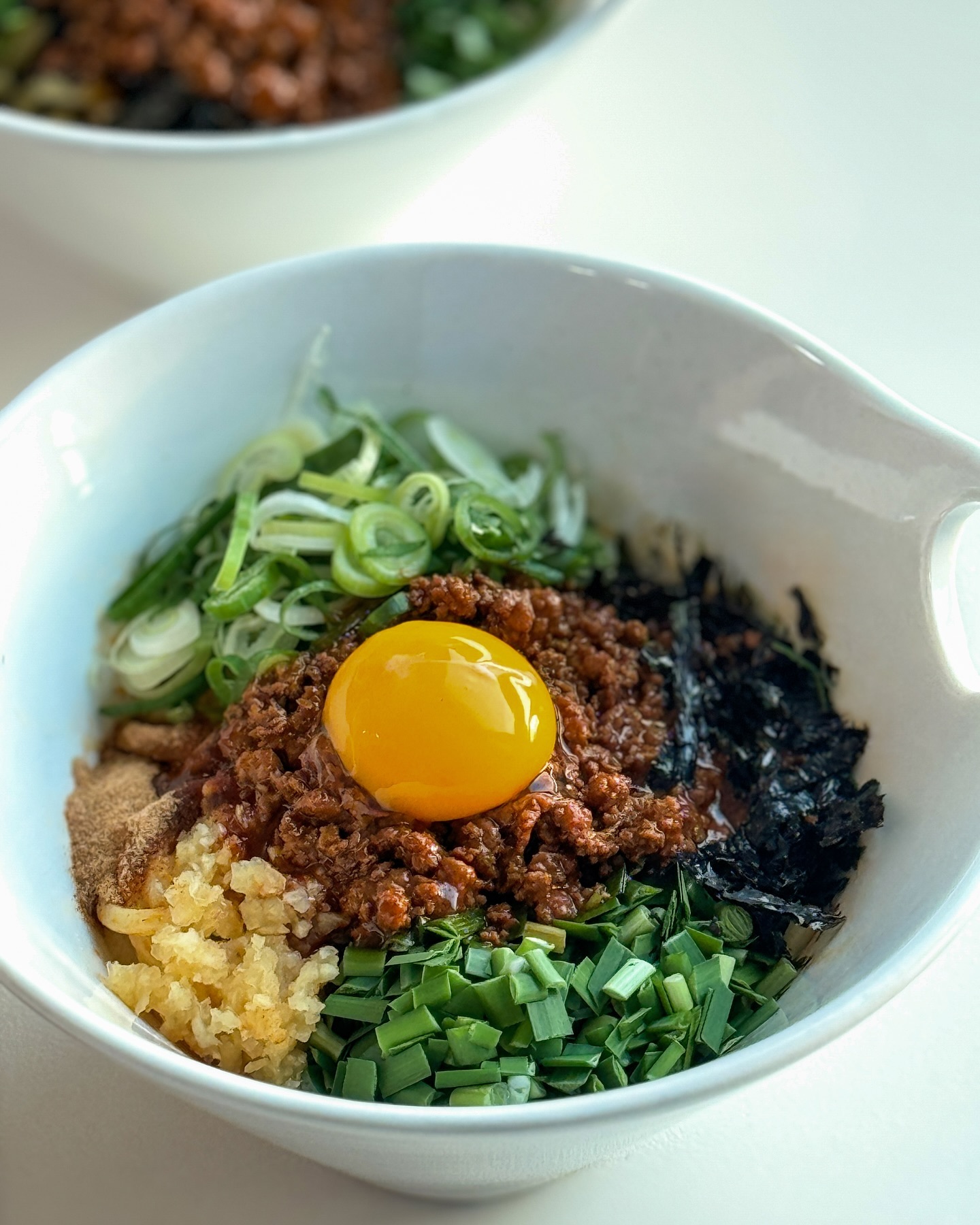 집에서 먹는 시간들이 많아지면서
이번에 지인이 추천해서 도전해 본 #전원일기마제소바 #밀키트 

간편한 조리법에 중독성 있는 맛이 일품이라서
집 밖에 나가기 애매할 때 딱인 듯!

면발 쫄깃 탱글하고 야채 신선하고 아삭아삭~
소스까지 푸짐해서 다 먹고 밥까지 말아먹었네요.
기호에 따라 계란 노른자와 함께 동봉된 다시마 식초 넣으니
더욱더 꿀맛이라 다음에 또 주문해서 먹어봐야겠어요. 

🔻판매처
junwonilgi2018
.
.
.
.
.
#마제소바 #마제소바밀키트 #밀키트 #부산마제소바
#전원일기마제소바#밀키트추천 #마제소바추천