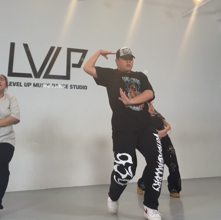 + DASH +
🎧 nmixx_official #dash 
🧠 _soyuland_ #choreography 
📍 levelup_music_dance 
 말로 다 표현할 수 없는 재미,,선생님이랑 체력전 할 때가 제일 좋아요 행복해요🔥💙

#choreographer #dancer #dancevideo #dance 
#kpop #nmixx #엔믹스
