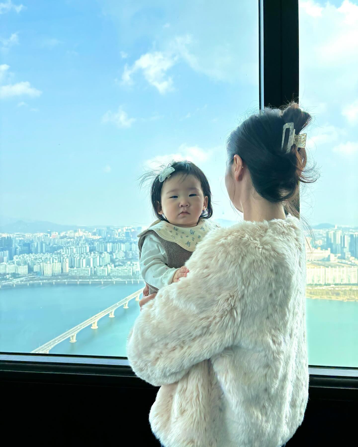#수아랑👶🏻 63빌딩🩵
수아한테 물고기친구들🐠 보여주고싶어서 #아쿠아플라넷 다녀왔어요. 

수아가 얼마나 신기해할까😍 어른들이 더 부푼기대를 가지고 63빌딩에 갔는데, 요즘 한창 #낯가림 & #엄마껌딱지 심각한 조수아양. 낮잠푹못자고 피곤하고 낯설어서 하루종일 언짢은표정에😒 (난 관심없고 피곤한데 왜데려왔어!!☹️) 짜증대박여서 시중드느라 애미애비는 너덜너덜🫠🫠…

그래도 수아보다 엄빠가 재밌었던 아쿠아리움#맥스달튼 전시, 전망대 좋았어… 주말도 열심히 살았다🫠

#조수아는좋겠다