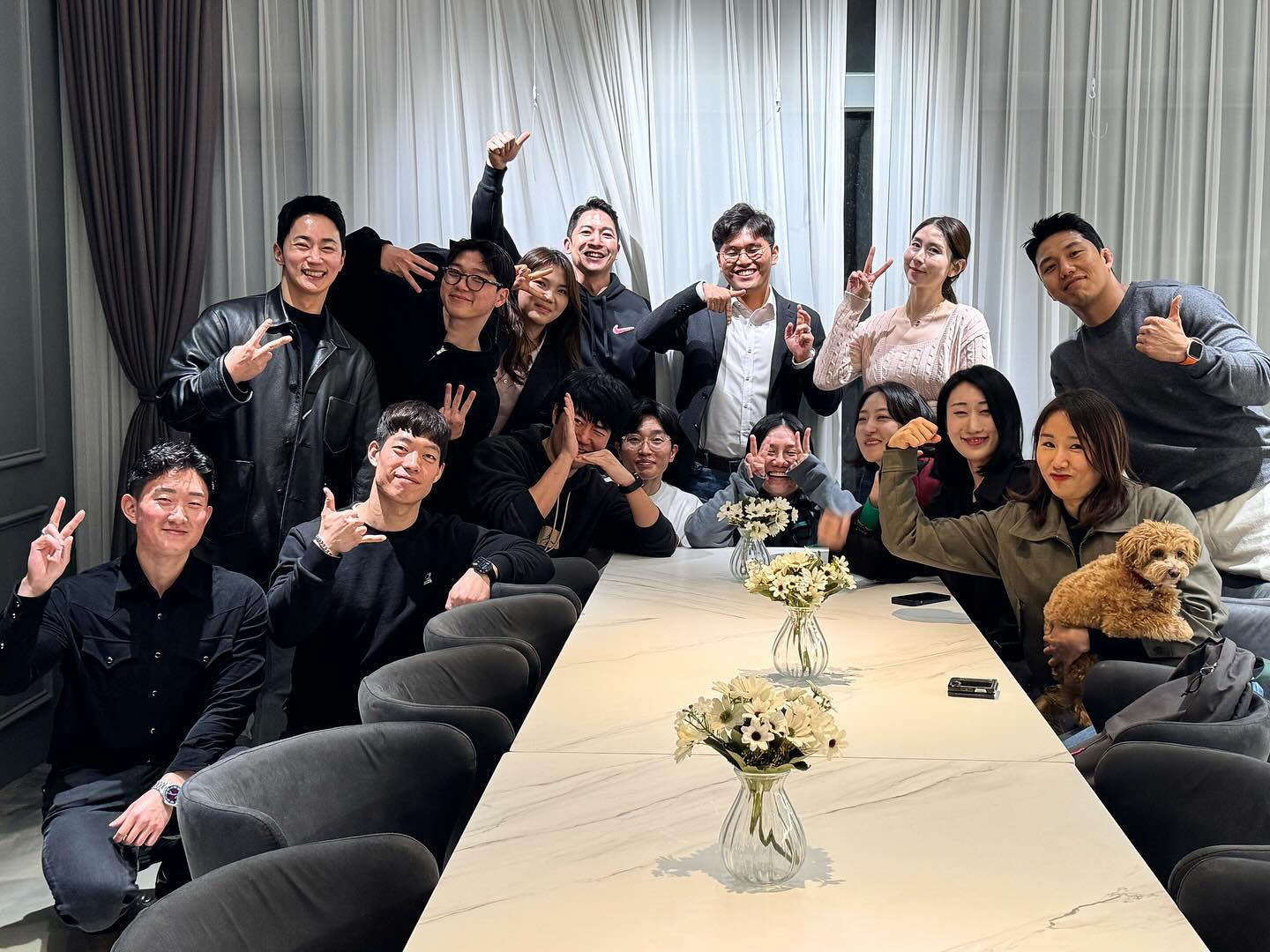 ⠀
한참 전부터 계획 했던 리프트스쿨 첫 정모!
혹시라도 어떤 변수가 생겨 제대로 준비 못하는 상황이 생길까 걱정하고 걱정하며 준비해 왔는데 무사히 해냄😛🫶🏻
⠀
다양한 분야의 분들과 만나고 얘기를 나눌 수 있는 자리라
정말 즐거웠고 새로웠던 시간💙
⠀
다음번엔 운동정모로 다시 만나요!
⠀
⠀
⠀
#정모#운동을사랑하는사람들
#리프트스쿨 #와인파티🍷
lift_lucy 
⠀