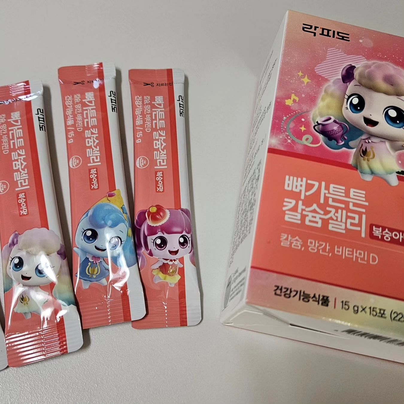 #협찬

락피도 캐치티니핑 포실핑젤리 어린이칼슘 영양젤리
새콤달콤 캐치티니핑의 새로운 로열 티니핑 젤리로 새롭게 리뉴얼되어 나왔어요 ~

NO 착색료, 합성향료! 오직 복숭아농축액으로 아이들이 좋아하는 달콤한 맛
성장에 꼭 필요한 비타민D와 칼슘을 함께 섭취가능 !

입안에 들어가면 탱글탱글한 식감의 스틱젤리 ~
평소 분말이나 츄어블 제형 섭취가 어려운 어린이들 모여라 ~

건강한 간식을 찾고 계신 부모님들이라면 꼭 참고하세요 ~ 

#칼슘젤리 #어린이칼슘 #키즈칼슘 #어린이칼슘제 #캐치티니핑칼슘 #캐치티니핑젤리 #캐치티니핑칼슘 #락피도영양젤리 #캐치티니핑영양젤리 #뼈가튼튼칼슘젤리 #포실핑비타민 #포실핑젤리 #락피도